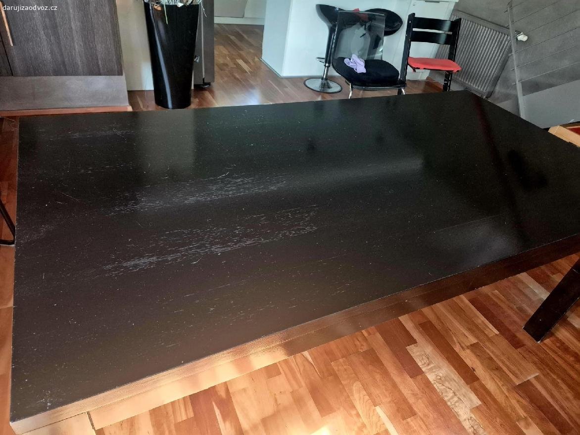 Daruji masívní černě lakovaný stůl. Rozměry cca. 1,95x0,95 cm. Vady laku, stůl je v pořádku.