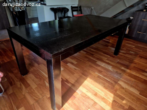 Daruji masívní černě lakovaný stůl