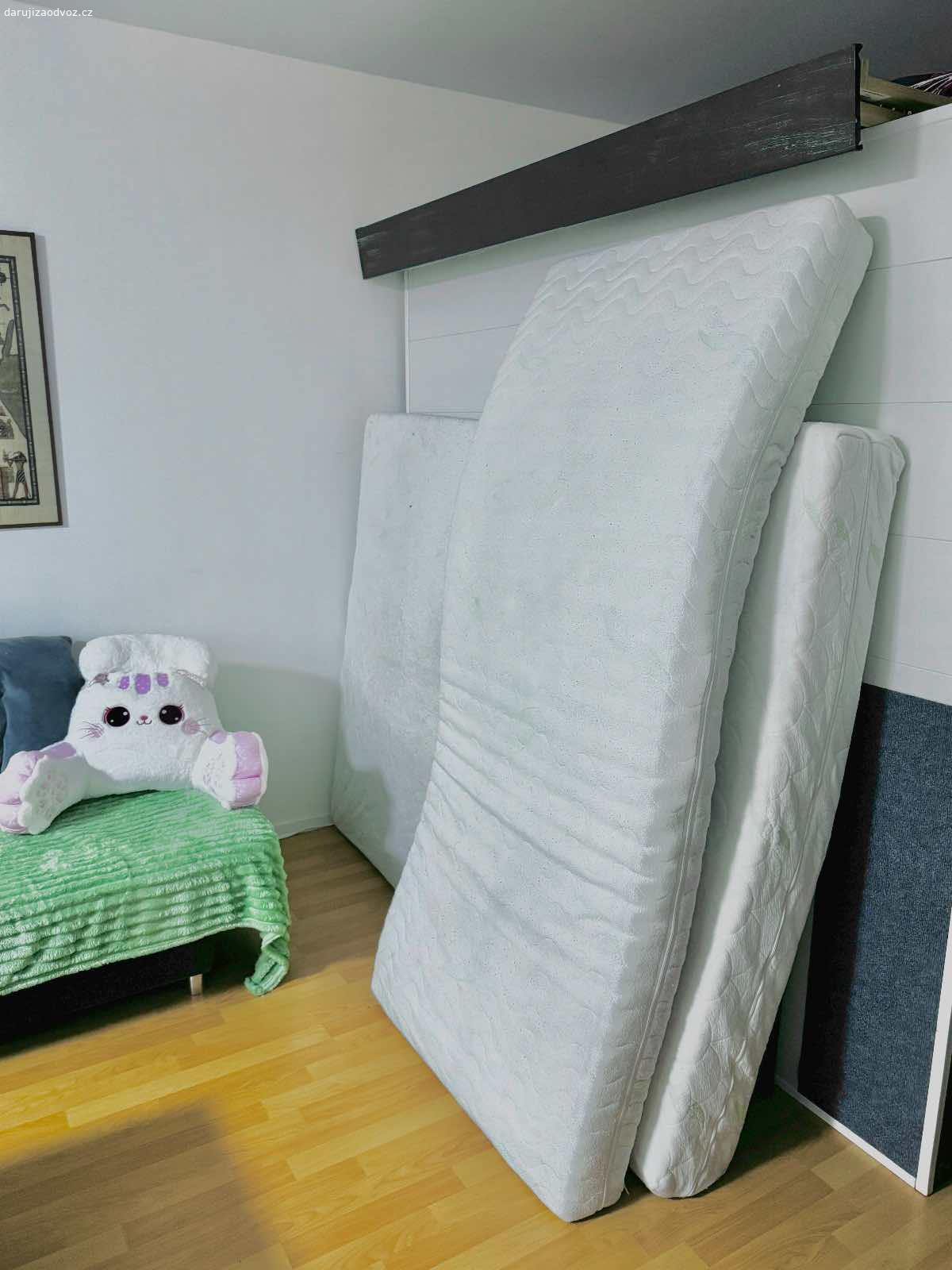 Daruji matrace z Aloe Vera. Daruji za odvoz matrace z Aloe Vera, jedna o rozměrech 160x200 cm a druhá 90x200 cm (je možný odběr i pouze jedné). 
Přikládám odkaz k velké matraci: https://www.matracky.cz/alias-aloe-vera-21cm-160x200cm/ 

Matrace mají střední tuhost s taštičkovým systémem technologie ExtendedHard. 
Matrace byly využívané, ale určitě ještě k využití třeba na chatu, daruji z důvodu stěhování. :) 
K vyzvednutí v Praze Uhříněvsi (manipulace snadná). 
Pro více informací pište zprávy, prosím.