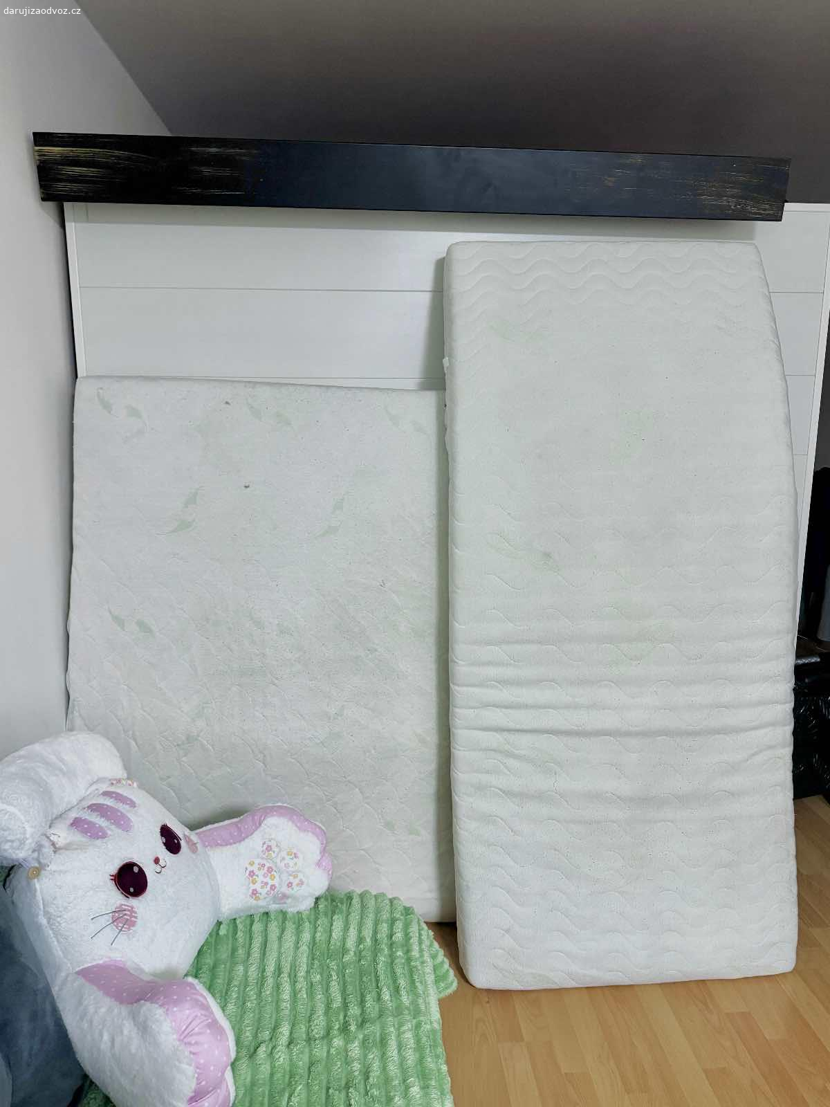 Daruji matrace z Aloe Vera. Daruji za odvoz matrace z Aloe Vera, jedna o rozměrech 160x200 cm a druhá 90x200 cm (je možný odběr i pouze jedné). 
Přikládám odkaz k velké matraci: https://www.matracky.cz/alias-aloe-vera-21cm-160x200cm/ 

Matrace mají střední tuhost s taštičkovým systémem technologie ExtendedHard. 
Matrace byly využívané, ale určitě ještě k využití třeba na chatu, daruji z důvodu stěhování. :) 
K vyzvednutí v Praze Uhříněvsi (manipulace snadná). 
Pro více informací pište zprávy, prosím.