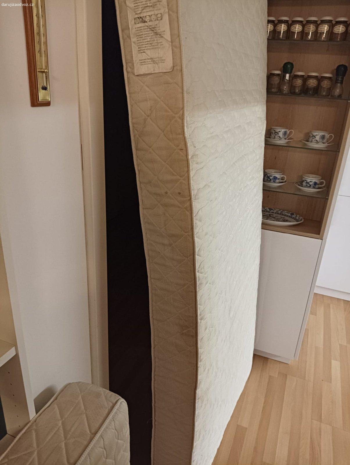 Daruji matrace. Dvě matrace - pružinové - výška 17 cm, délka 2 metry, šířka jedna 90 cm, druhá 85 cm. Krémové, zachovalé.
