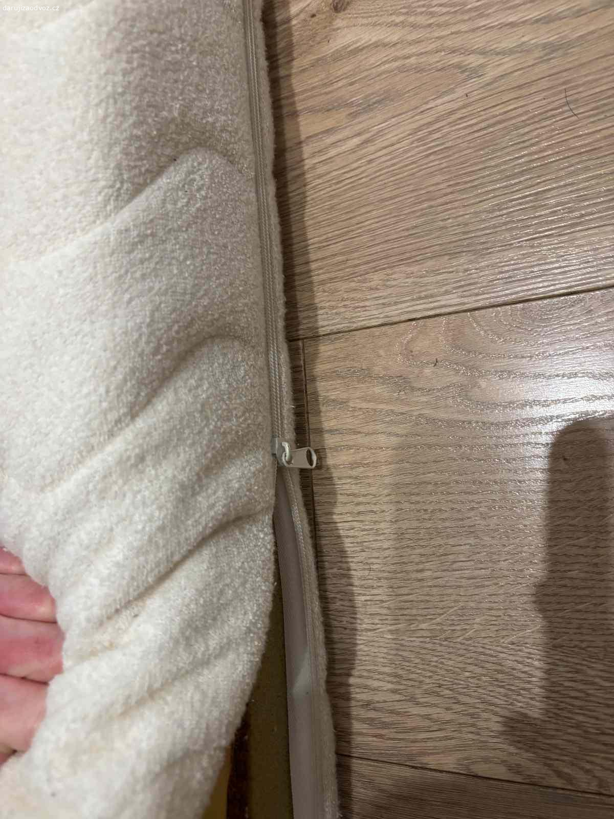 Daruji matraci 200x90 s pratelným potahem. Daruji, stav viz foto. Lze svléknout pratelný potah a vyprat.