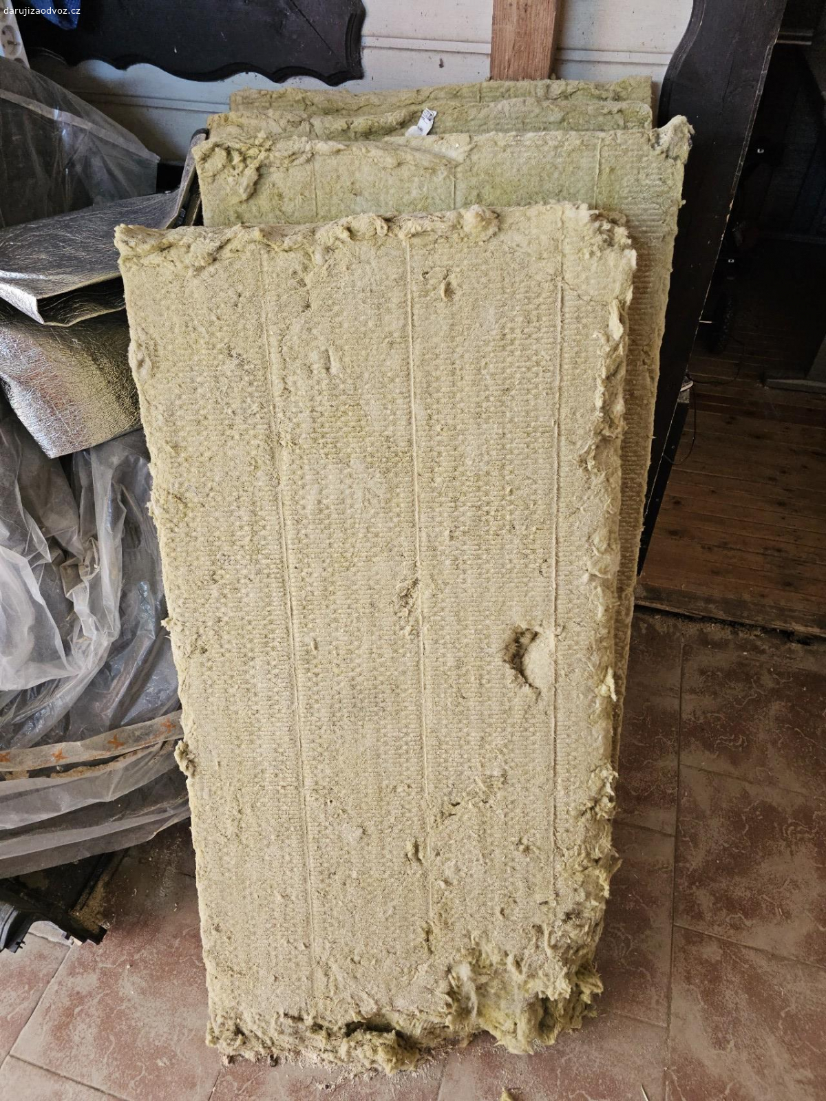 Daruji minerální izolaci. 100 mm silná, původ v Hornbachu. Jedna potrhana viz foto, ostatní celkem ok.
Možné vyzvednout pouze 12-13.6. (pak vyhazuji)