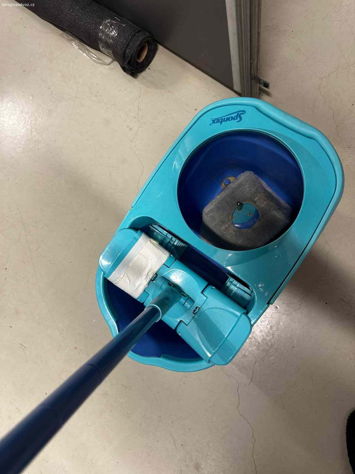 Darují mop. – na jedné straně ulomený (viz foto).