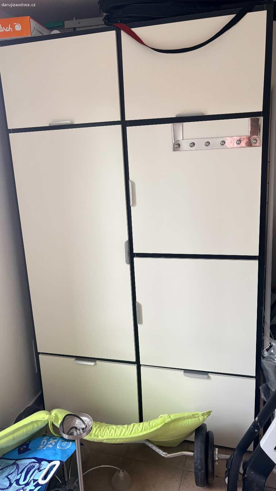 Daruji nabytek a svetla. Daruji za odvoz. V pripade zajmu piste email/sms.