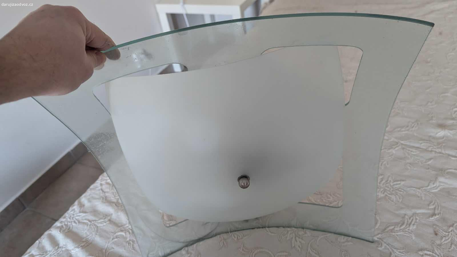 Daruji nabytek a svetla. Daruji za odvoz. V pripade zajmu piste email/sms.