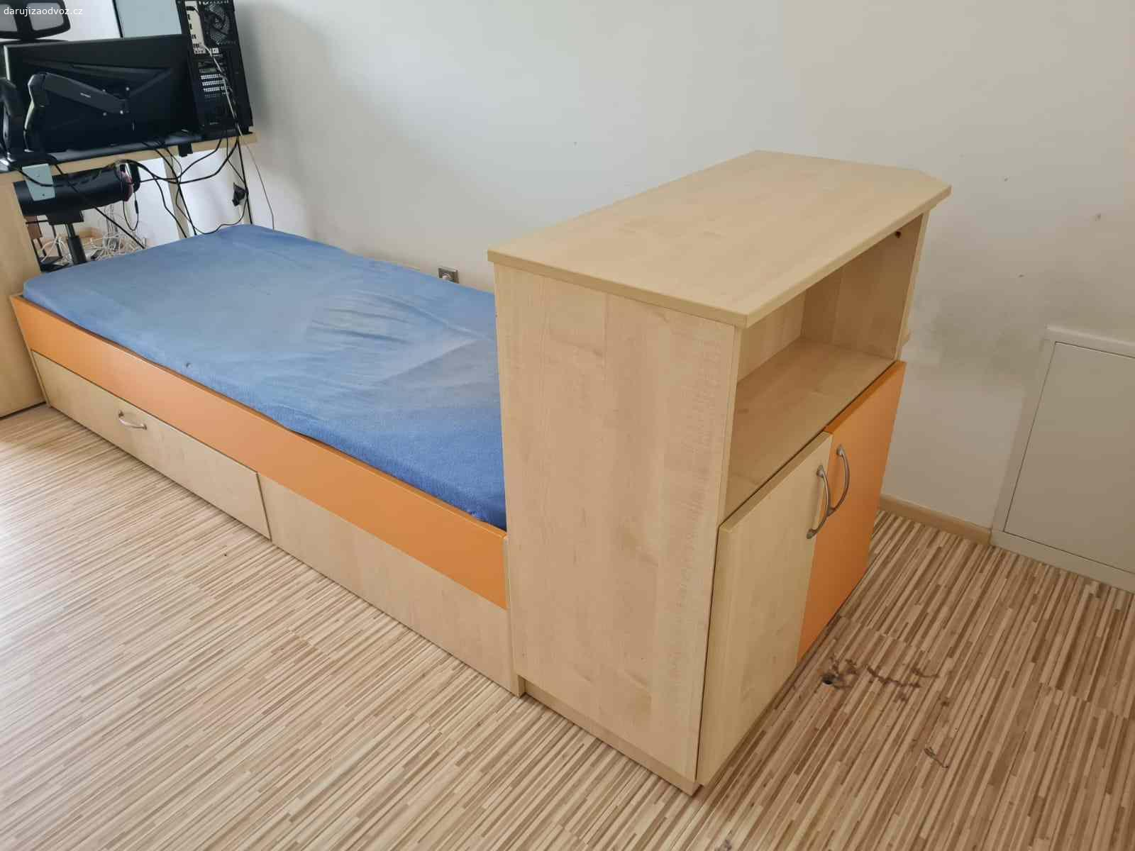 Daruji nábytek do dětského pokoje. - postel se skříňkou
- psací stůl (deska) se skříňkou a skříňkou se šuplíky