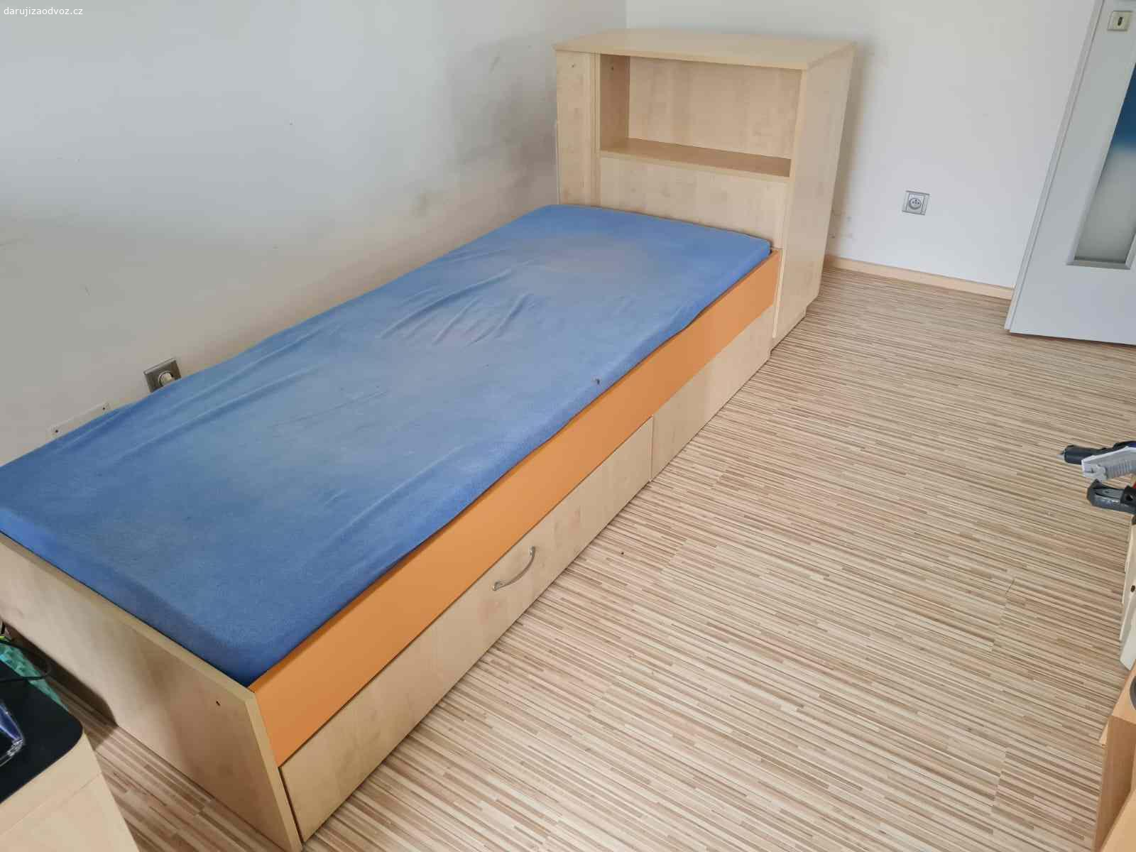 Daruji nábytek do dětského pokoje. - postel se skříňkou
- psací stůl (deska) se skříňkou a skříňkou se šuplíky