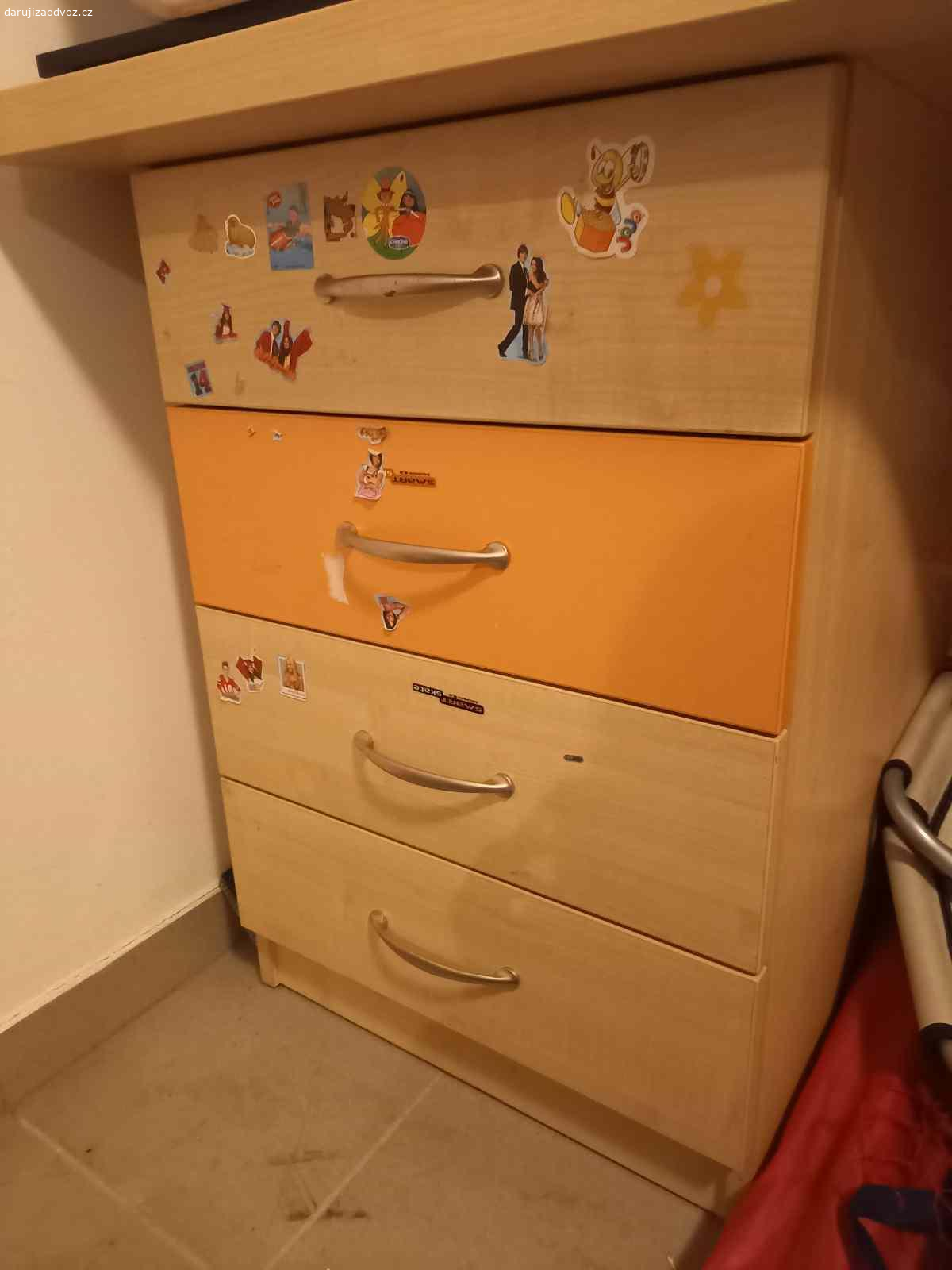 Daruji nábytek do dětského pokoje. - postel se skříňkou
- psací stůl (deska) se skříňkou a skříňkou se šuplíky