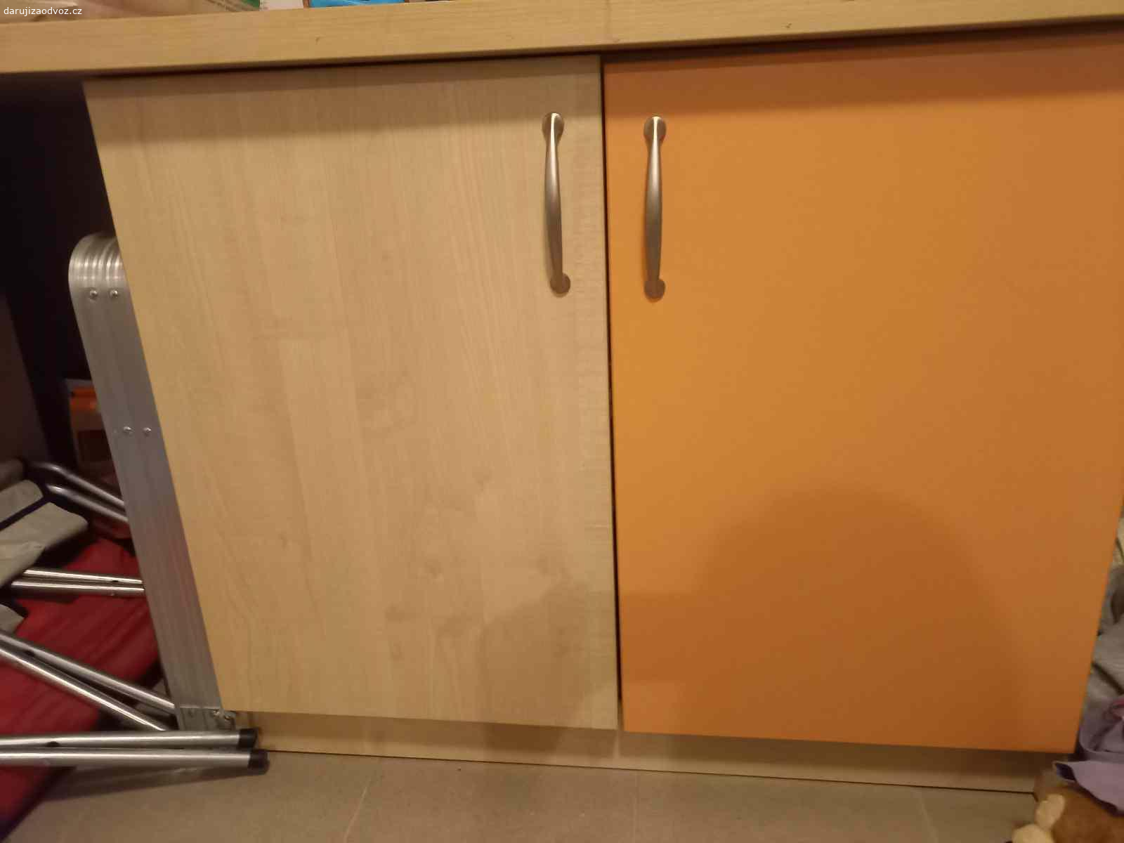 Daruji nábytek do dětského pokoje. - postel se skříňkou
- psací stůl (deska) se skříňkou a skříňkou se šuplíky