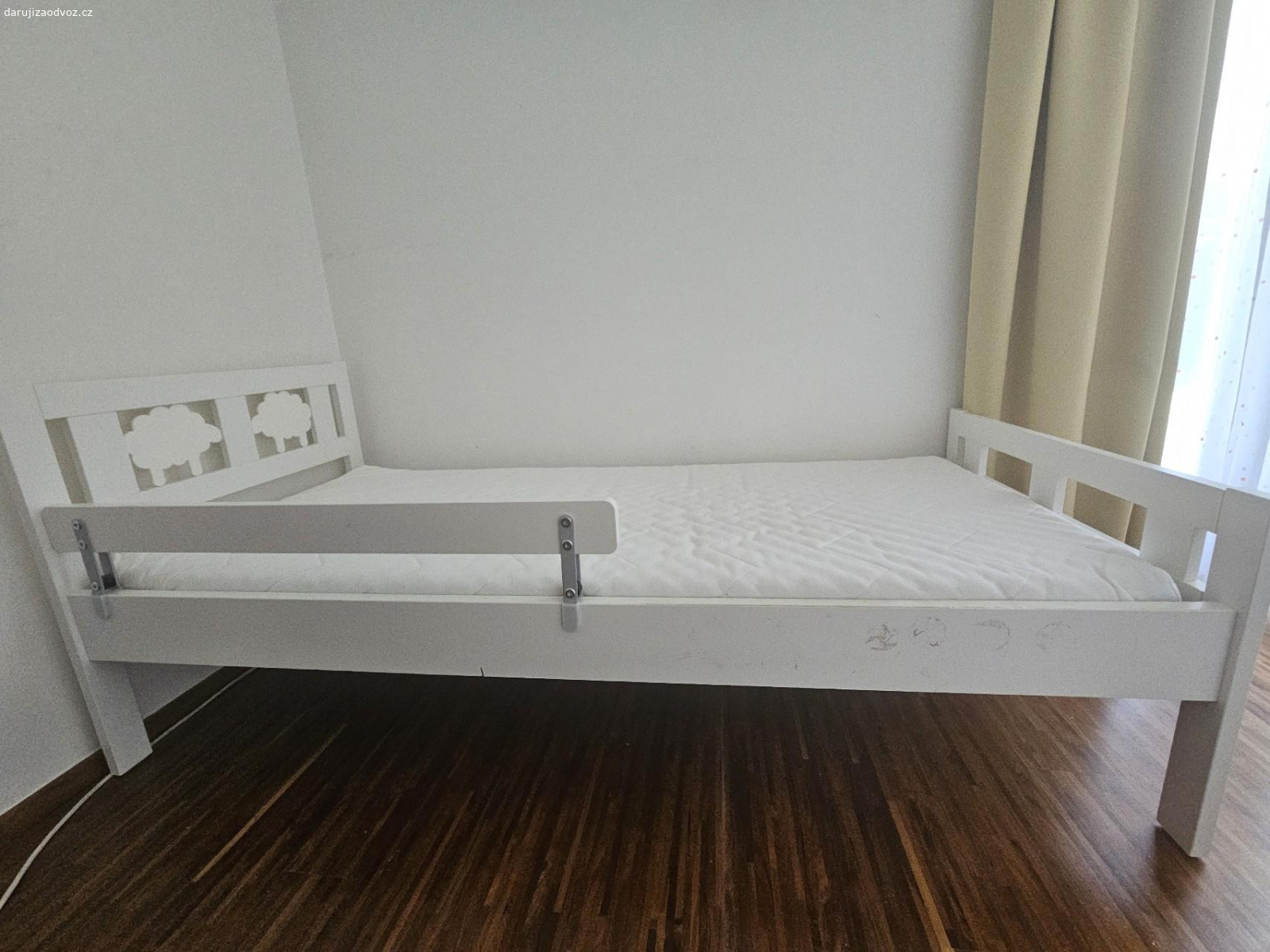 Daruji nábytek do pokojíčku. Daruji detskou postel Ikea 70x160cm vrátane matrace, detskou postýlku 120x50 cm vrátane matrace a komodu a přebalovacím pultem k postýlce. Matrace jsou málo používané a měli na sobě vždy ochranu. Nábytek je v dobrém stavu. postýlka trochu odřená, vrch snese nový nátěr. Jeden šuplík na komodě má poškozený vytahovací mechanizmus, lze ale používat. Přihodím i přenosnou matraci do cestovní postýlky.