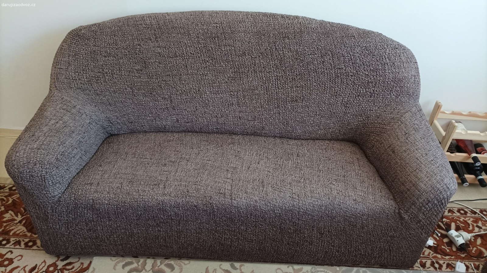 Daruji nábytek + sedací soupravu. 3x komoda, 1x nástavba, 2x sedačka s potahem, 1x křeslo, 1x stůl