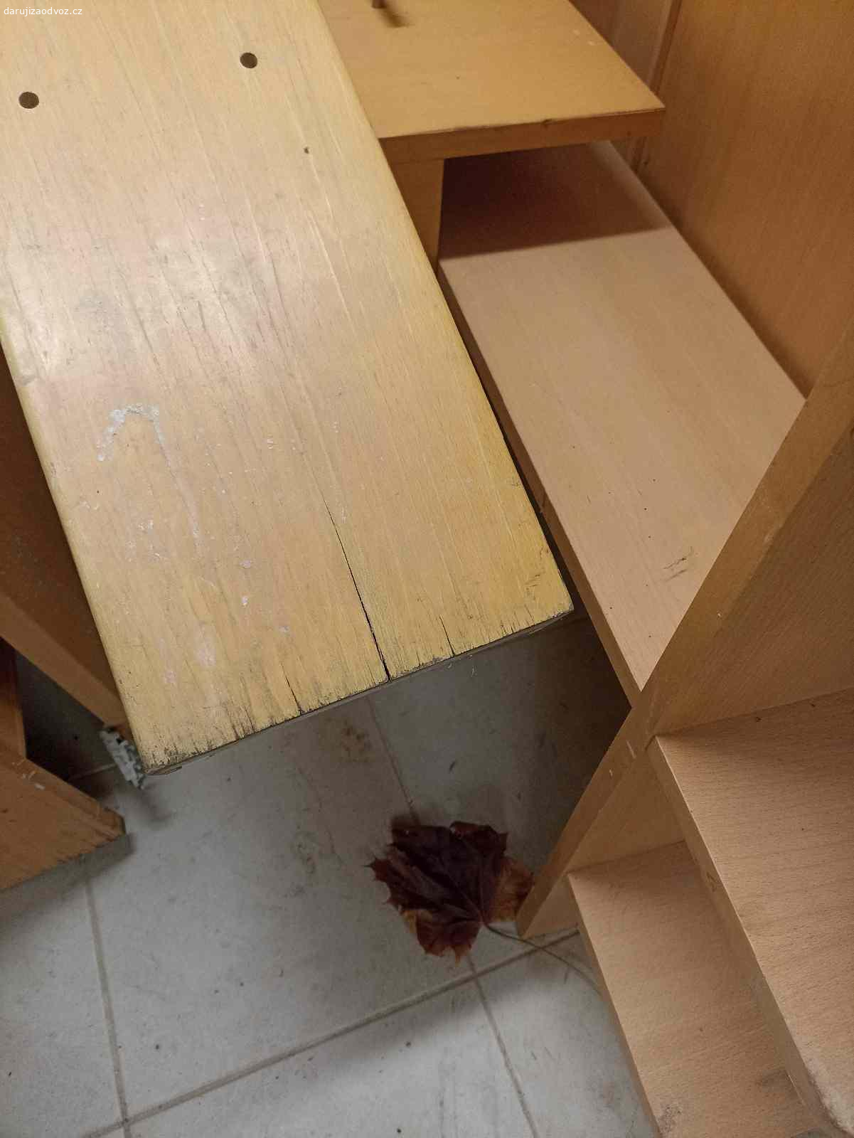 Daruji nábytek z recepce. Mix dubového a jiného dřeva, bohužel byl uskladněn i venku,  proto spíše použití jako materiál