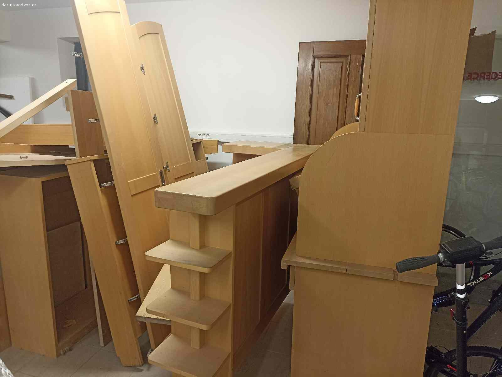 Daruji nábytek z recepce. Mix dubového a jiného dřeva, bohužel byl uskladněn i venku,  proto spíše použití jako materiál