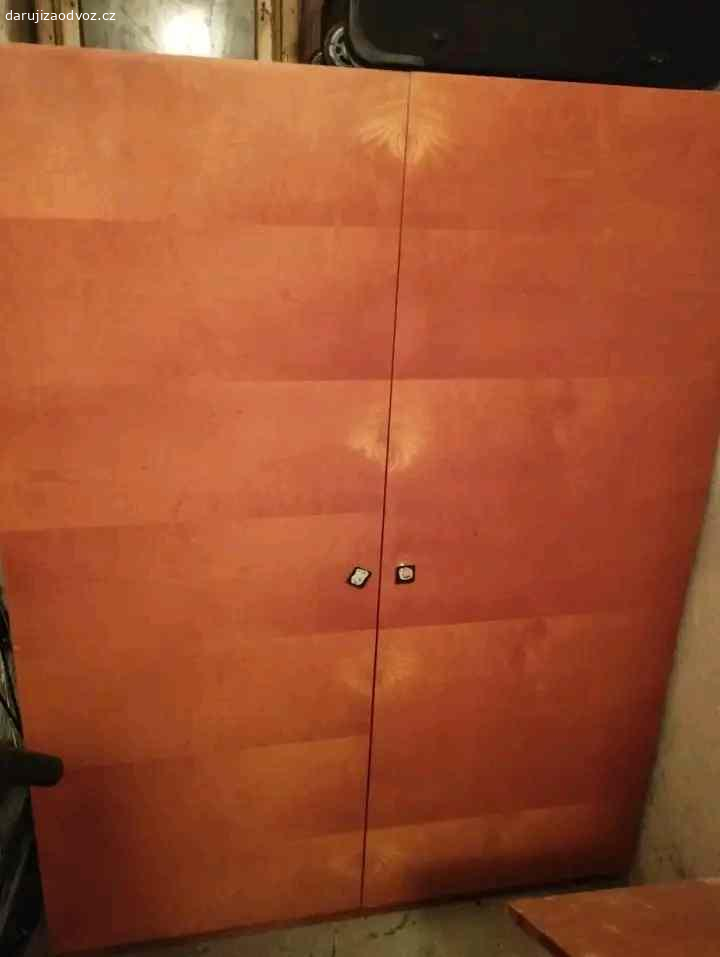 Daruji nábytek za odvoz. Vlastní odvoz nutný