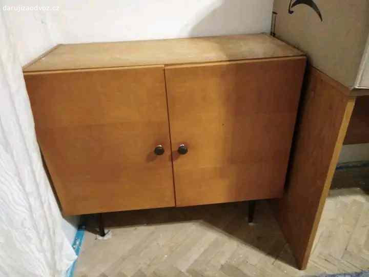 Daruji nábytek za odvoz. Vlastní odvoz nutný