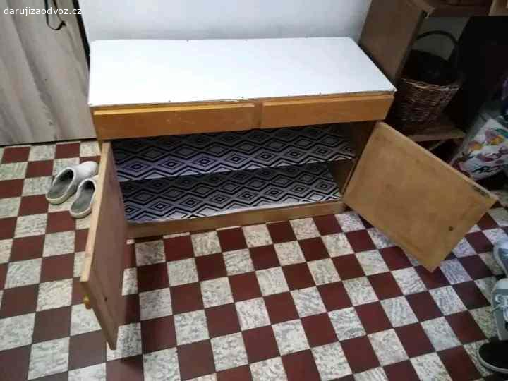 Daruji nábytek za odvoz. Vlastní odvoz nutný