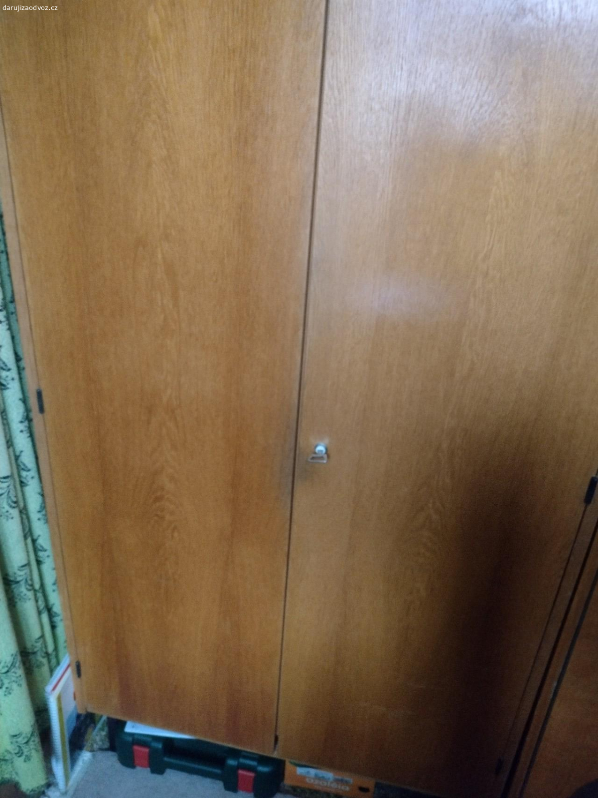 Daruji nábytek za odvoz.. Darujeme nábytek. 2 x Skříně jsou bytelné a těžké. Vlastní odnos z prvního patra po dřevěných schodech .