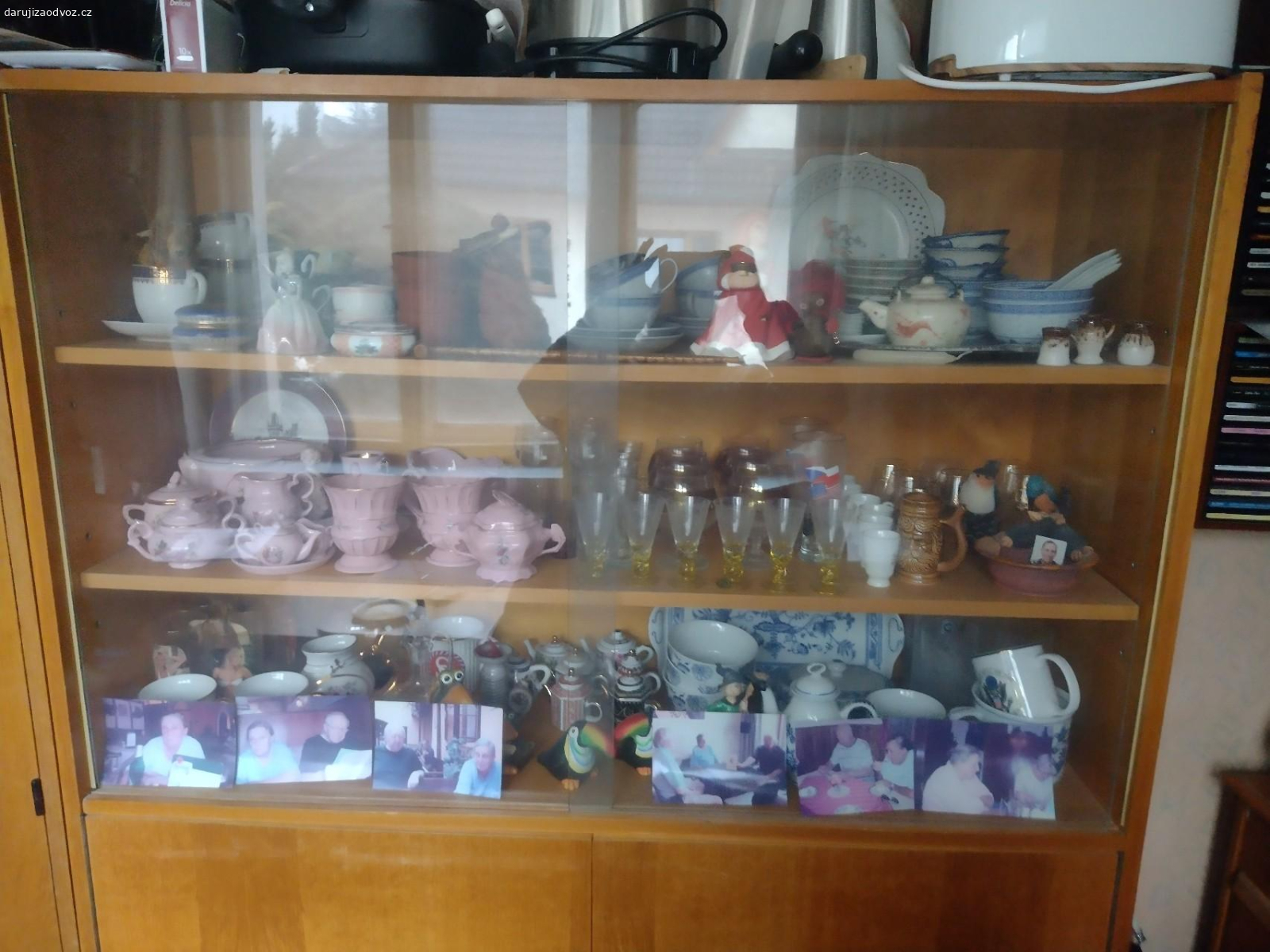 Daruji nábytek za odvoz.. Darujeme nábytek. 2 x Skříně jsou bytelné a těžké. Vlastní odnos z prvního patra po dřevěných schodech .