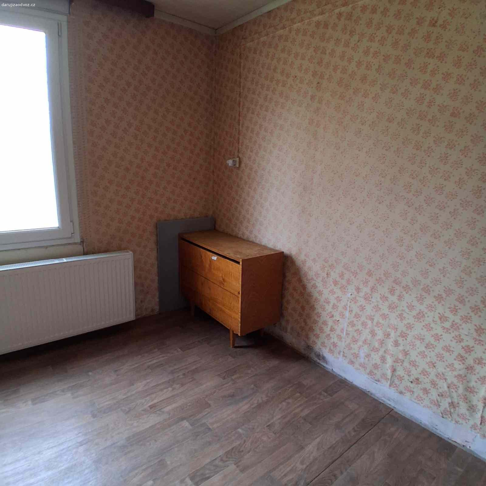 Daruji nabytek za odvoz. Daruji stěnu do obývacího pokoje, sektorové skříňky, peřiňák, skříň.