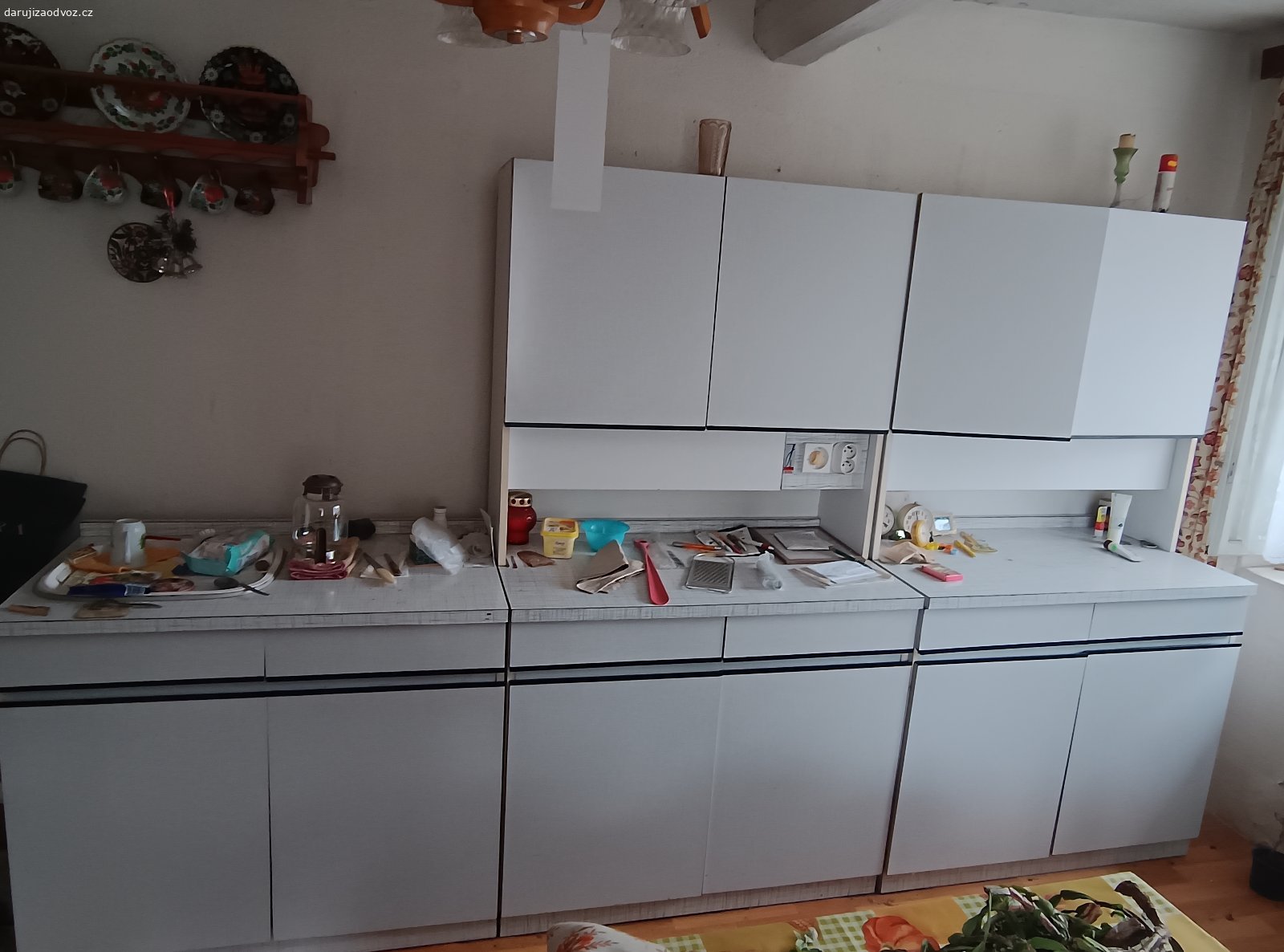 Daruji nábytek za odvoz. Jedná se o volně stojící kuchyňskou linku, televizní stolek, obývací stěnu a skříně. U obývací stěny jsou horní skřínky v malinko jinem odstínu. Vše je zachovalé.