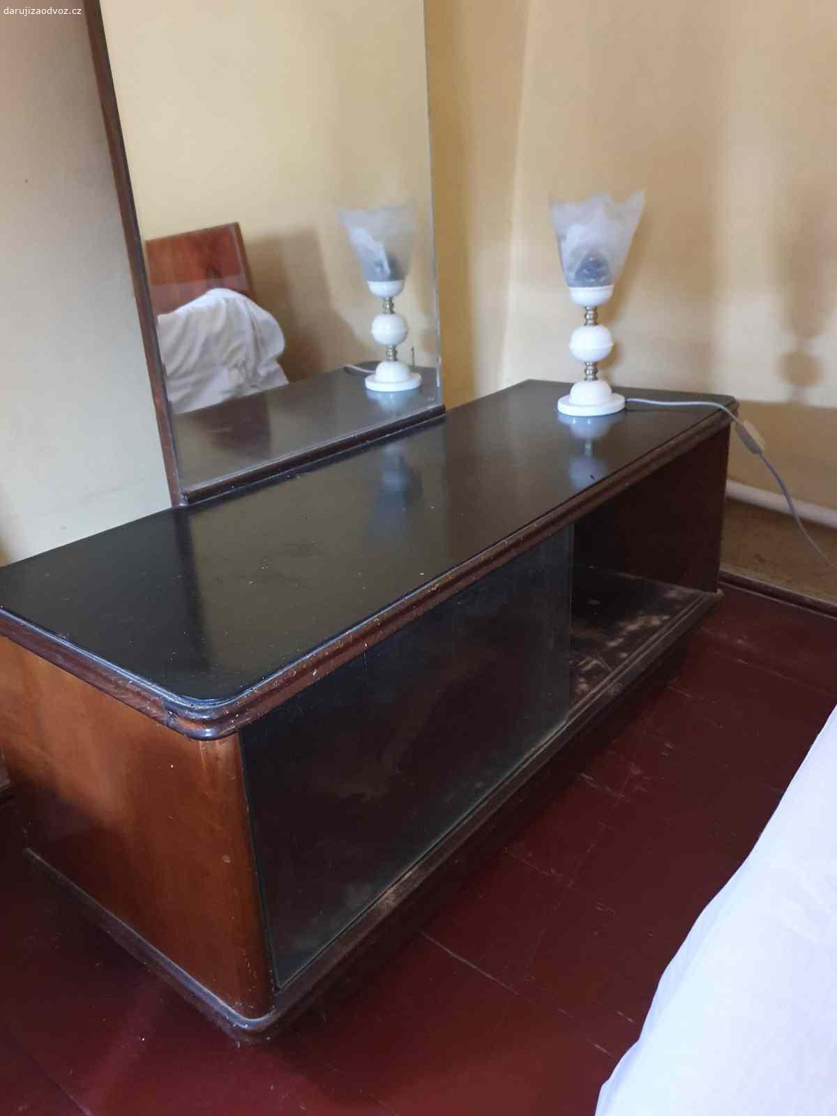 Daruji nábytek ze 60.let. Manželská postel bez úložného prostoru 175 x 200cm (bez matrací, ty jsou k dispozici v případě zájmu za 500kc)
- 2x šatní skříň, jedna 120x59x180cm, druhá 118x60x160cm (mají zaoblené dveře,tak se hůře měří)
Mycí stůl ze 60.let
Retro toaletka
Rozkládací gauč, ze kterého si předchozí zájemce vzal většinu matraci a už nepřijel...

 Případně další fotky pošlu vážným zájemcům do mailu.
