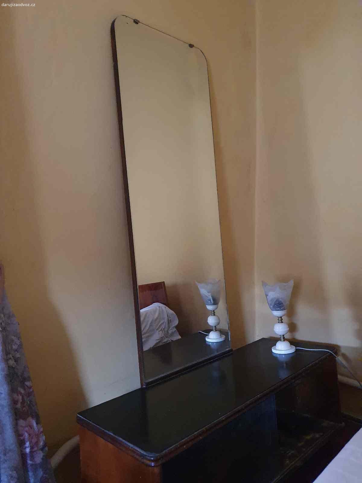 Daruji nábytek ze 60.let. Manželská postel bez úložného prostoru 175 x 200cm (bez matrací, ty jsou k dispozici v případě zájmu za 500kc)
- 2x šatní skříň, jedna 120x59x180cm, druhá 118x60x160cm (mají zaoblené dveře,tak se hůře měří)
Mycí stůl ze 60.let
Retro toaletka
Rozkládací gauč, ze kterého si předchozí zájemce vzal většinu matraci a už nepřijel...

 Případně další fotky pošlu vážným zájemcům do mailu.