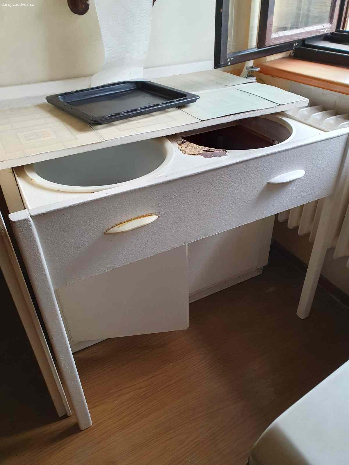 Daruji nábytek ze 60.let. Manželská postel bez úložného prostoru 175 x 200cm (bez matrací, ty jsou k dispozici v případě zájmu za 500kc)
- 2x šatní skříň, jedna 120x59x180cm, druhá 118x60x160cm (mají zaoblené dveře,tak se hůře měří)
Mycí stůl ze 60.let
Retro toaletka
Rozkládací gauč, ze kterého si předchozí zájemce vzal většinu matraci a už nepřijel...

 Případně další fotky pošlu vážným zájemcům do mailu.