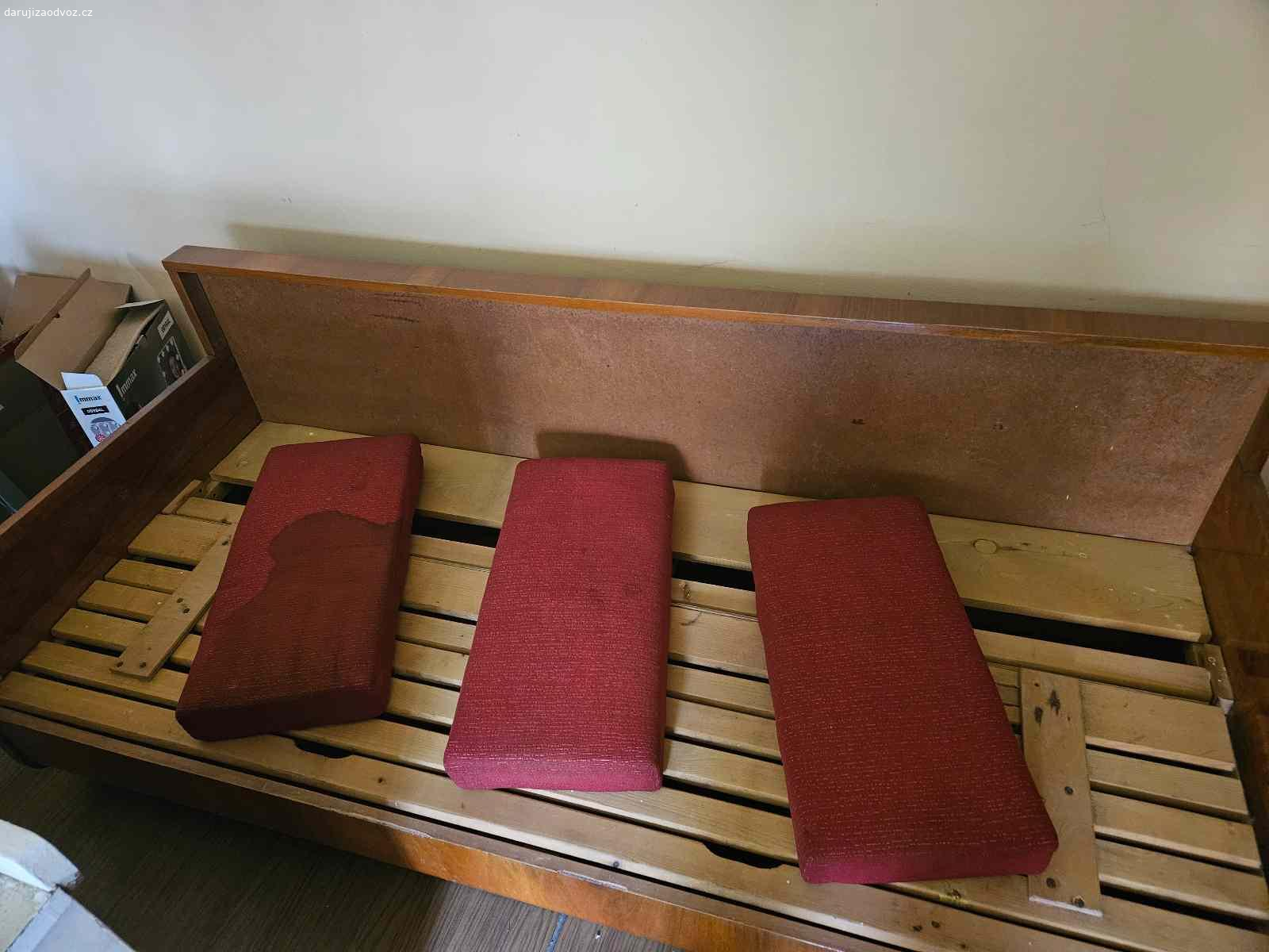 Daruji nábytek ze 60.let. Manželská postel bez úložného prostoru 175 x 200cm (bez matrací, ty jsou k dispozici v případě zájmu za 500kc)
- 2x šatní skříň, jedna 120x59x180cm, druhá 118x60x160cm (mají zaoblené dveře,tak se hůře měří)
Mycí stůl ze 60.let
Retro toaletka
Rozkládací gauč, ze kterého si předchozí zájemce vzal většinu matraci a už nepřijel...

 Případně další fotky pošlu vážným zájemcům do mailu.