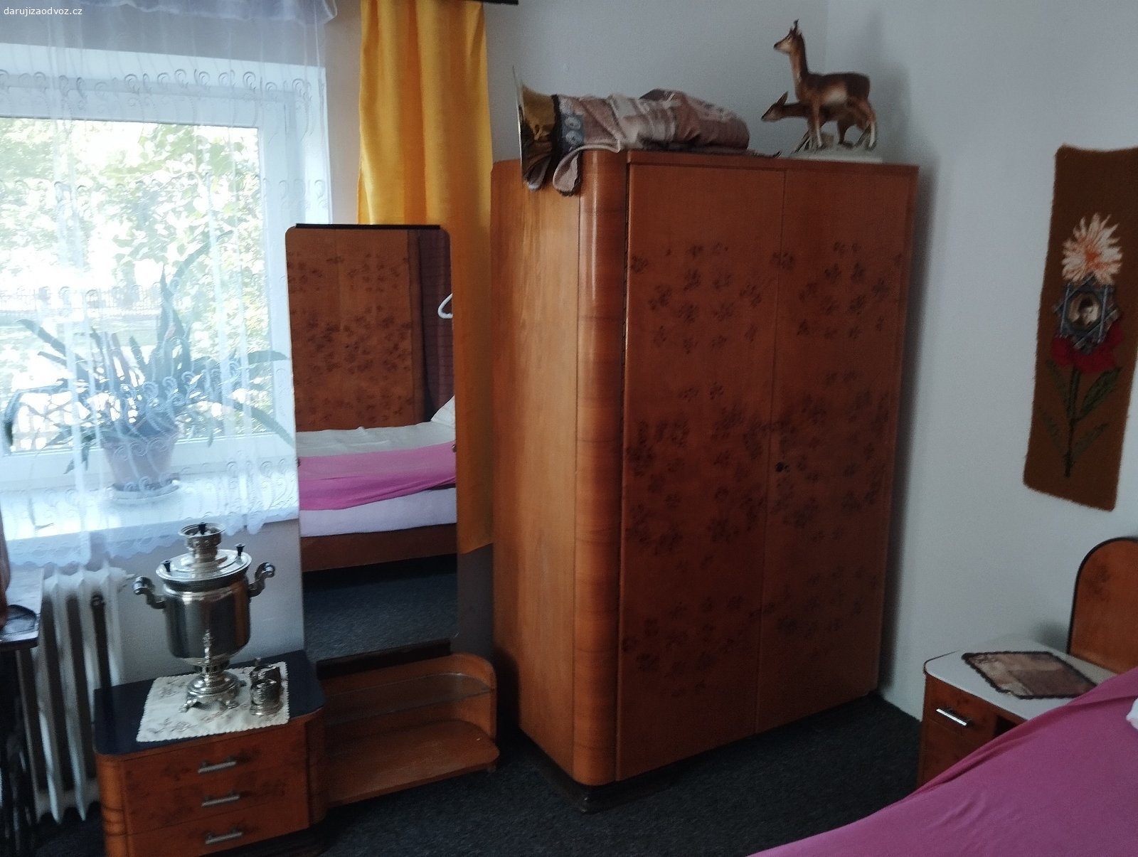 Daruji  nábytek. Dobrý den,
daruji :
1.Obývací stěnu že 70  let ( 3 knihovny a jedna šatní skříň)
2. Sekretář ze 60 let
3. Ložnici ze 60 let ( postele, 3 dílná skříň, dvoudílna skříň, toaleta)