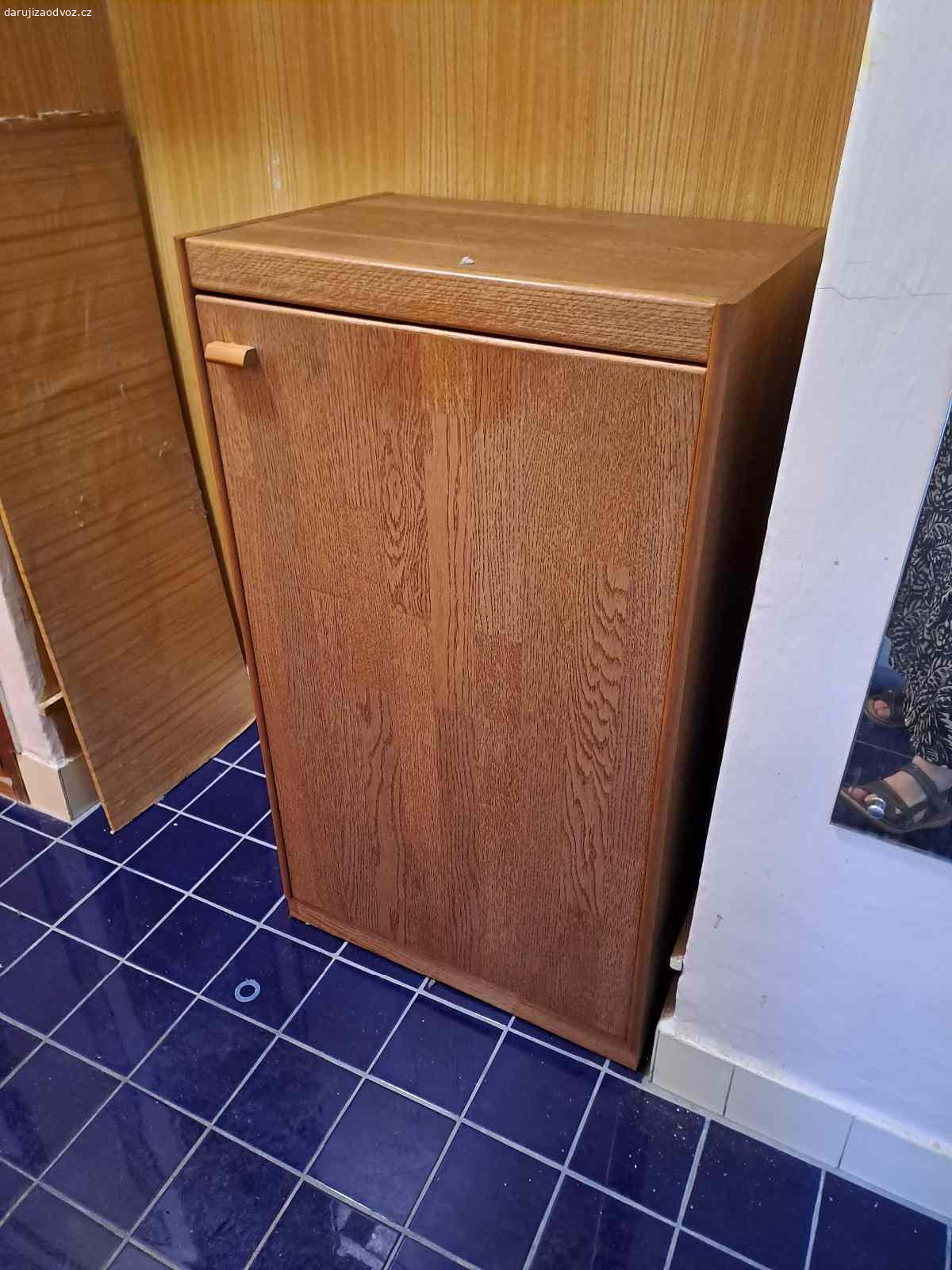 Daruji nábytkovou stěnu + skříňky. Daruji nábytkovou stěnu + skříňky.  Horní díly se dají sundat a vše používat samostatně.  Daruji zdarma za odvoz Praha 4