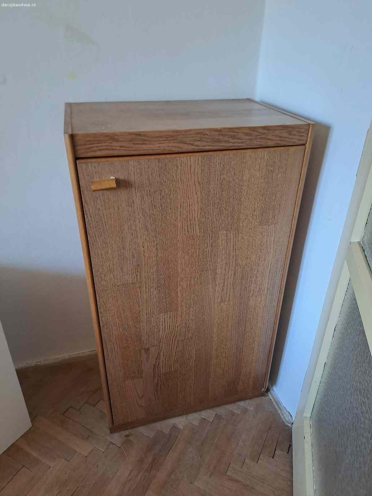 Daruji nábytkovou stěnu + skříňky. Daruji nábytkovou stěnu + skříňky.  Horní díly se dají sundat a vše používat samostatně.  Daruji zdarma za odvoz Praha 4