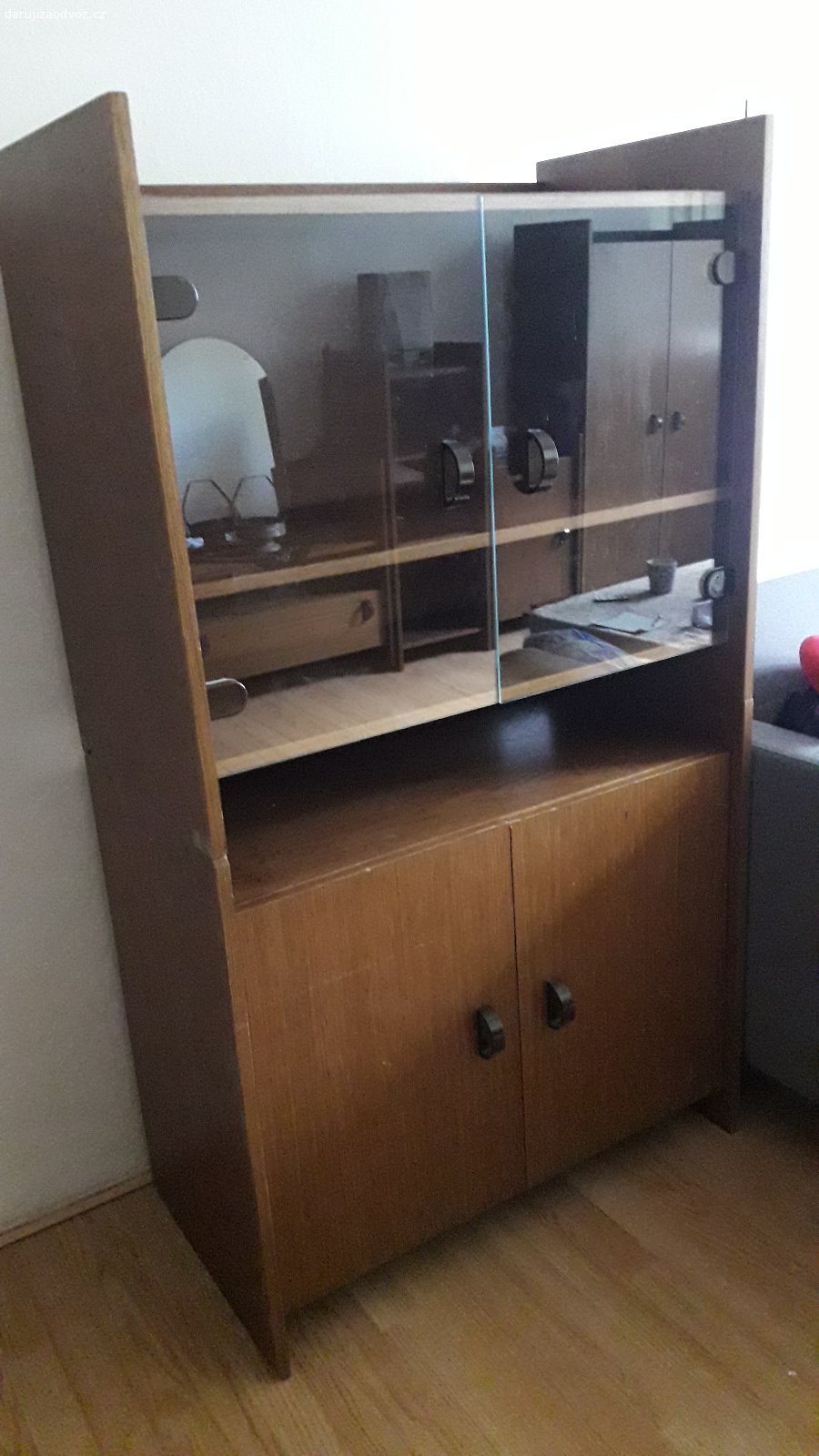 Daruji nabytkovou stenu. Daruji nabytkovou stavebnici Akcent v dobrem stavu nebo jednotlivych dilu  za odvoz