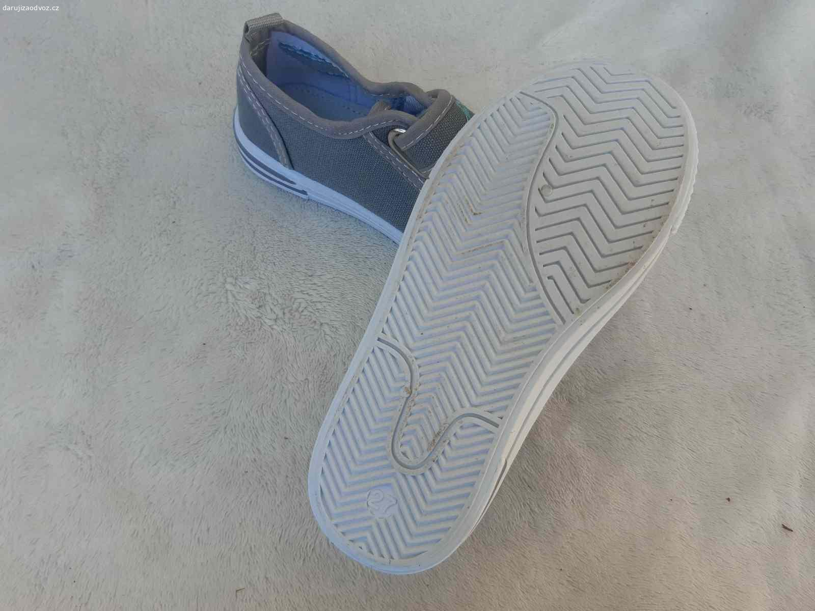Daruji nenošené dětské plátěnky. Daruji nenošené dětské plátěné tenisky s gumovou špičkou. Velikost 27. Značka Peddy.
