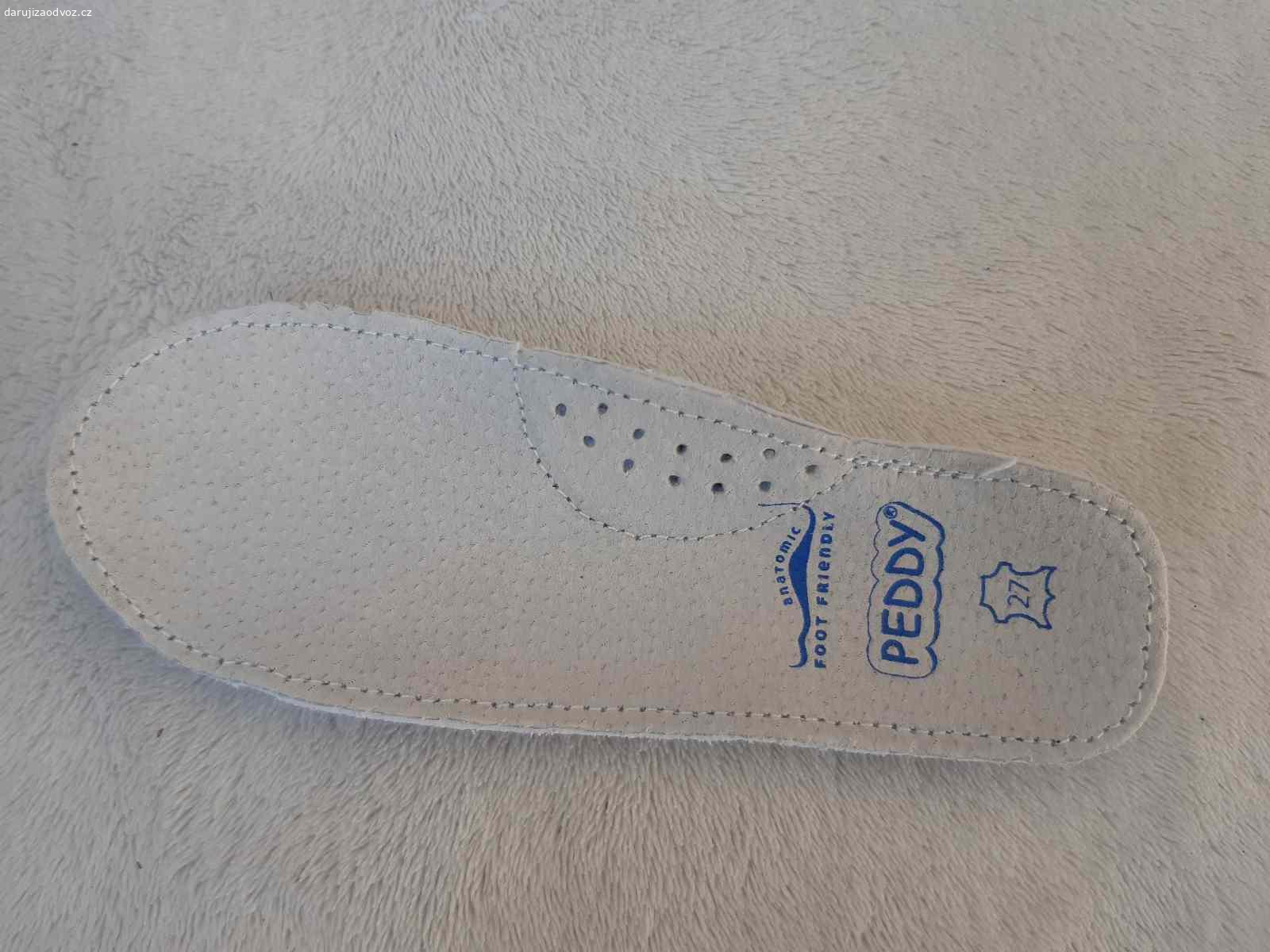 Daruji nenošené dětské plátěnky. Daruji nenošené dětské plátěné tenisky s gumovou špičkou. Velikost 27. Značka Peddy.