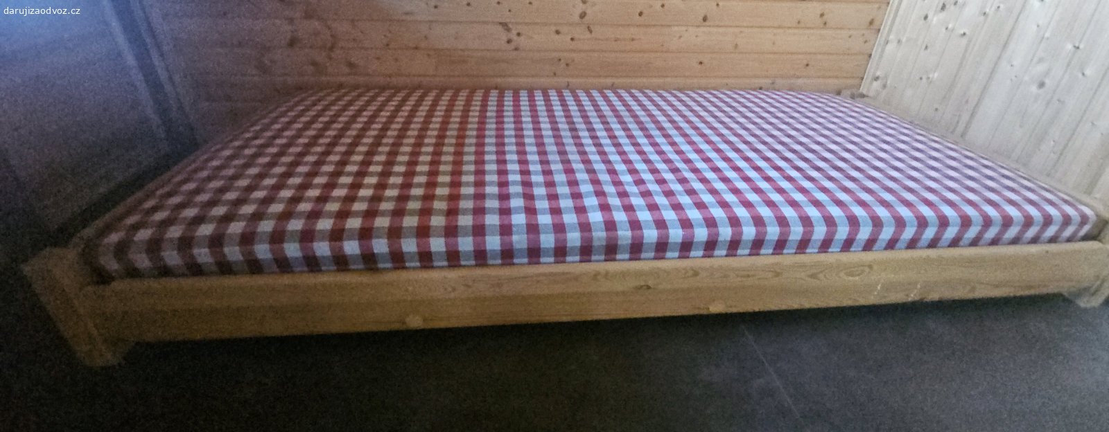 Daruji nízkou postel za odvoz. Dřevěná postel nizoučká vhodná například Malá Skála do podkroví nebo chalupy. Výška 23 cm, šířka 97, šířka matrace 90 cm. Délka 2 metry.