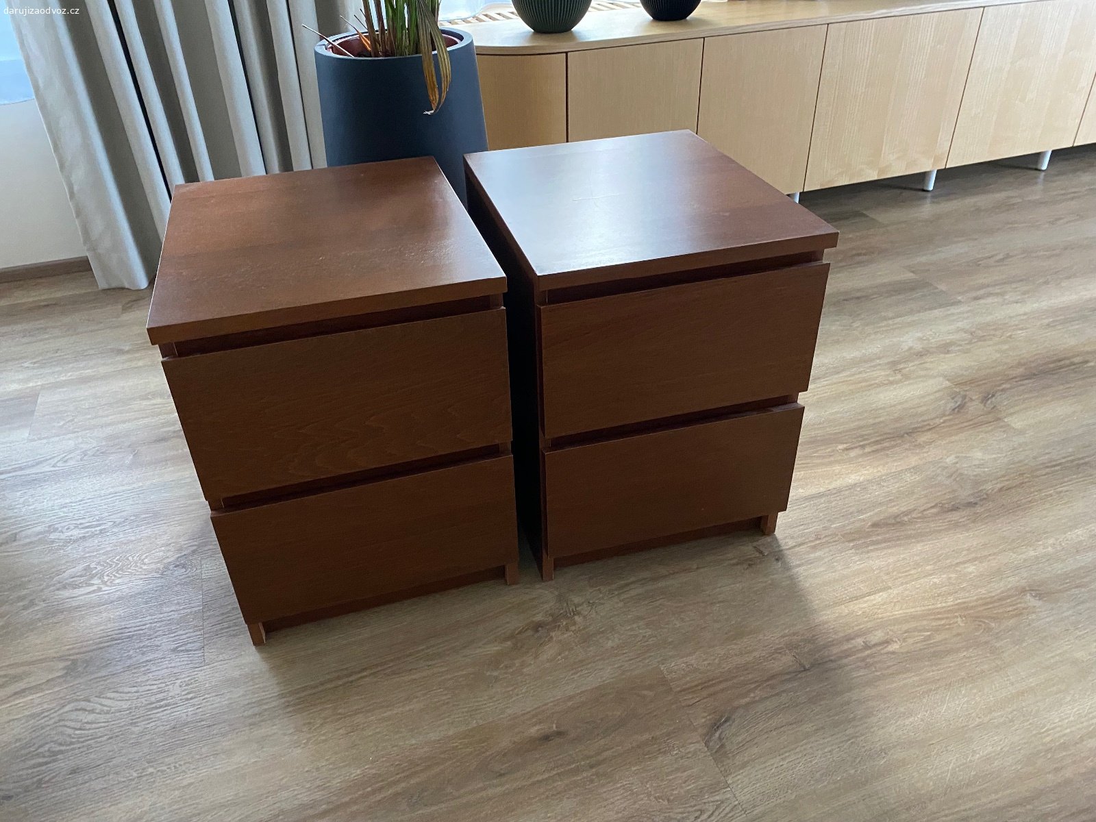 Daruji nocni stolky Malm Ikea. Daruji 2 nocni stolky Malm Ikea v barve tresnoveho dreva.