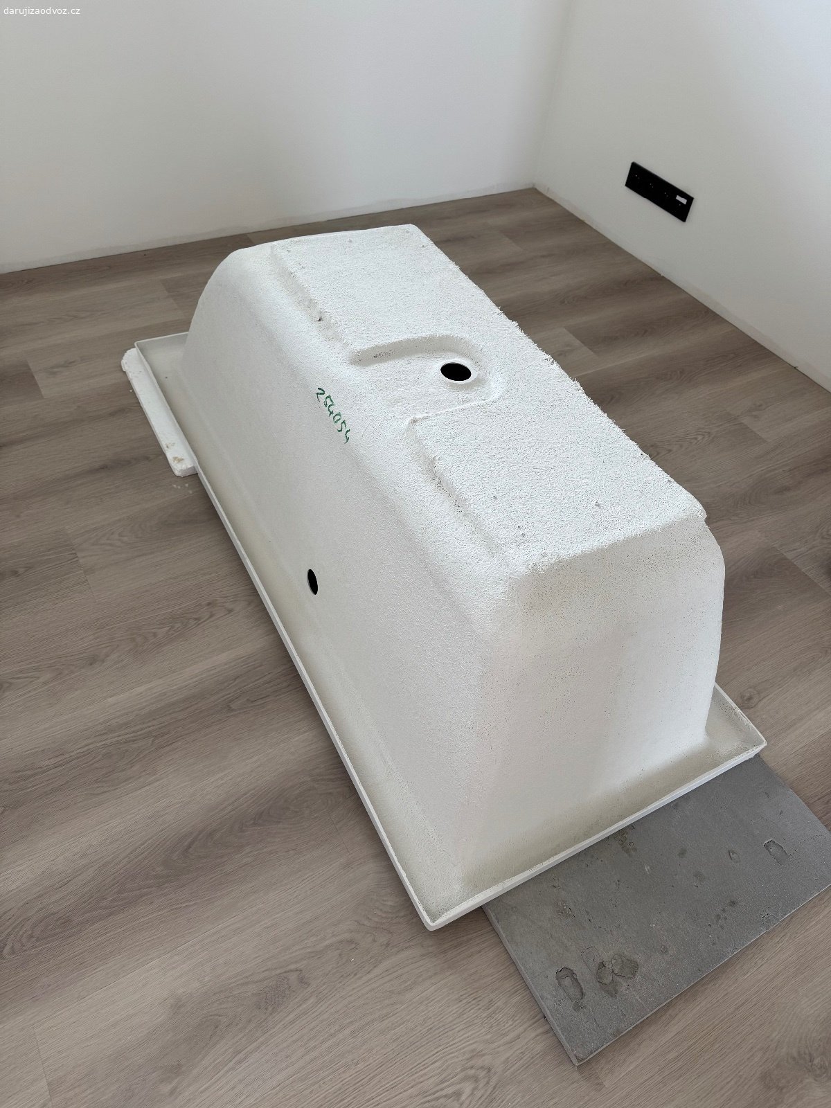 Daruji novou vanu polysan CLEO 160 × 70 cm. Daruji za odvoz vanu, která byla zakoupena do novostavby, ale nakonec jsme zvolili jiný typ, takže je zcela nepoužitá.

Osobní odběr Praha 4 Točná, ideálně tuto sobotu 12.9. dopoledne.