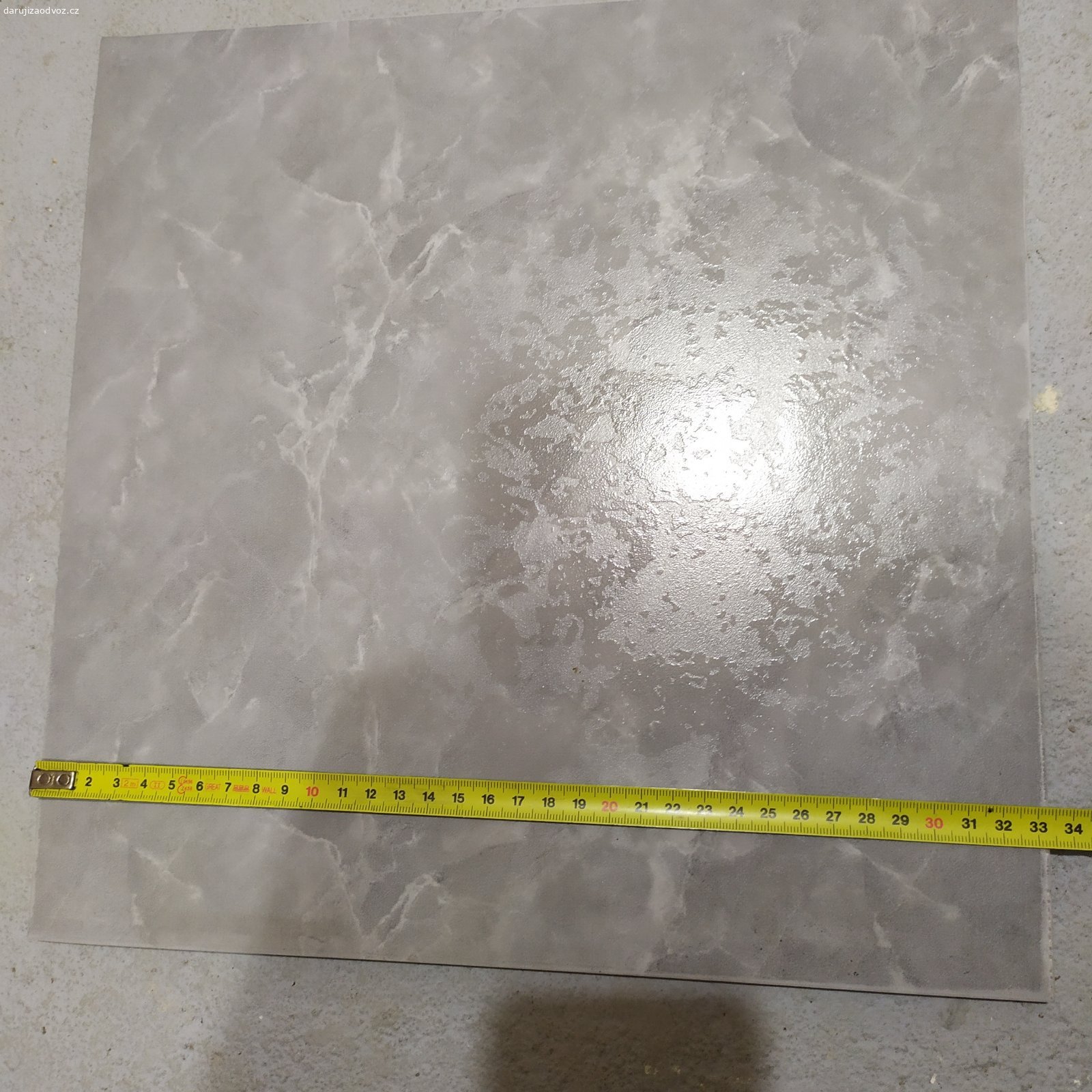 Daruji obklady a dlažbu. Daruji :
- 5x zelené a 7x bílé obklady (25*45 cm)
- 3x čtvercové dlaždice menší šedivé
- 3x čtvercové dlaždice větší bílé 

Rozměry jsou na fotkách.
Pouze osobní odběr, vlastní odvoz.