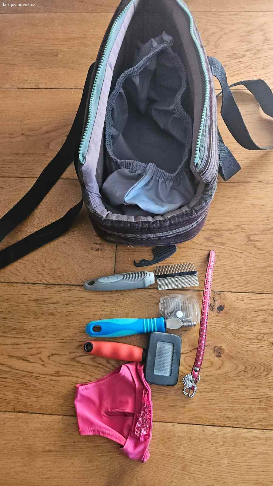 Daruji oblečení, česání a tašku na převoz. Daruji oblečení, česání a tašku na převoz na malého Yorkširka, váha kol 2kg.
Všechno zachovalé, málo používané.
