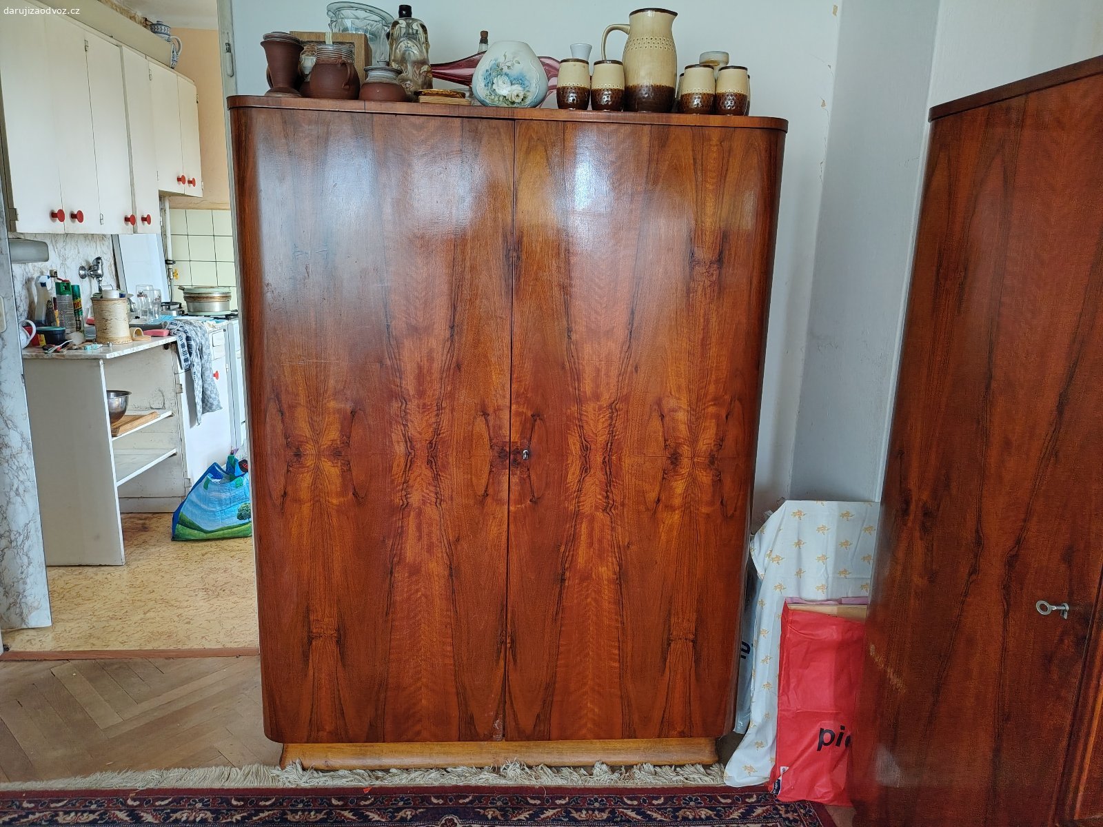 Daruji obývací stěnu, šatní skříň a knihovnu. design Jindřicha Halabaly, opotřebovaný nábytek
