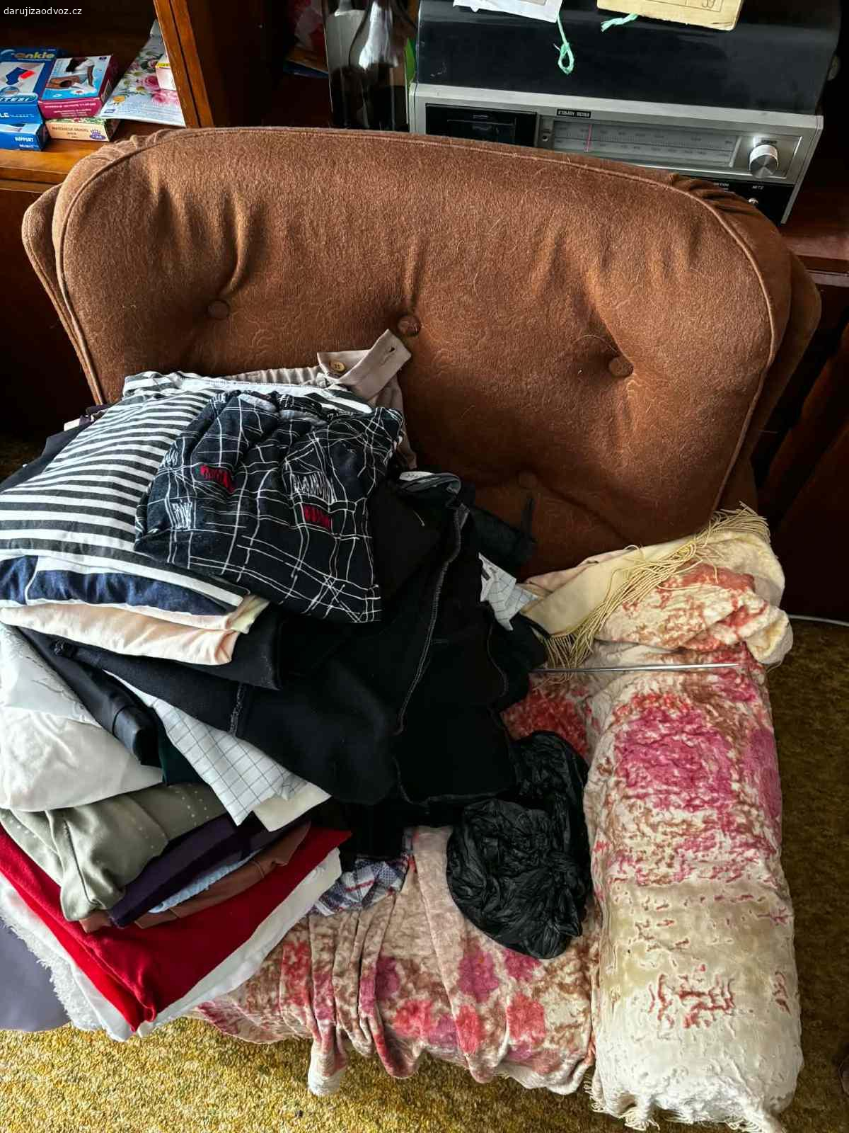 Daruji obývací stěnu, sedačku. Daruji obývací stěnu a sedačku, křeslo je vyfocené jednou, ale jsou dvě. Mírné poškození od kočky spíše vzadu.