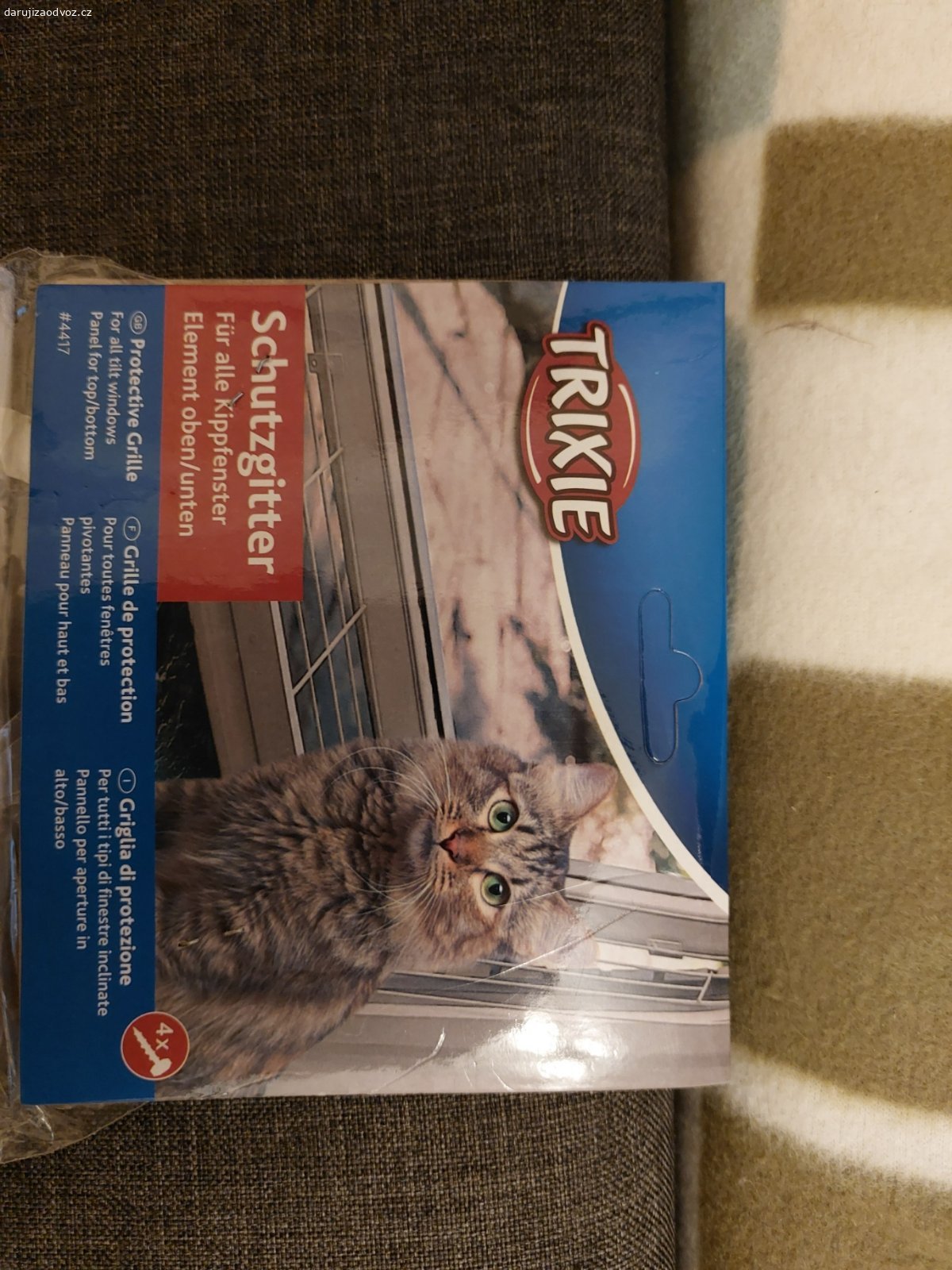 Daruji ochranné mřížky na okna pro kočky. Čtyři kusy jsou kompletní i se šrouby do dřeva (dle obrázku). Jedno balení je nekompletní (pouze mřížka). 

Mřížky značky Trixie 4417 jsou bílé barvy o rozměrech 65x16 cm. Jsou vhodné na upevnění na horní/dolní část výklopného okna. Připevnit je lze buď montážním lepidlem nebo šrouby do dřeva.

Mřížky daruji i jednotlivě. 
V případě zájmu mě kontaktujte na email.
Mřížky nikam neposílám.