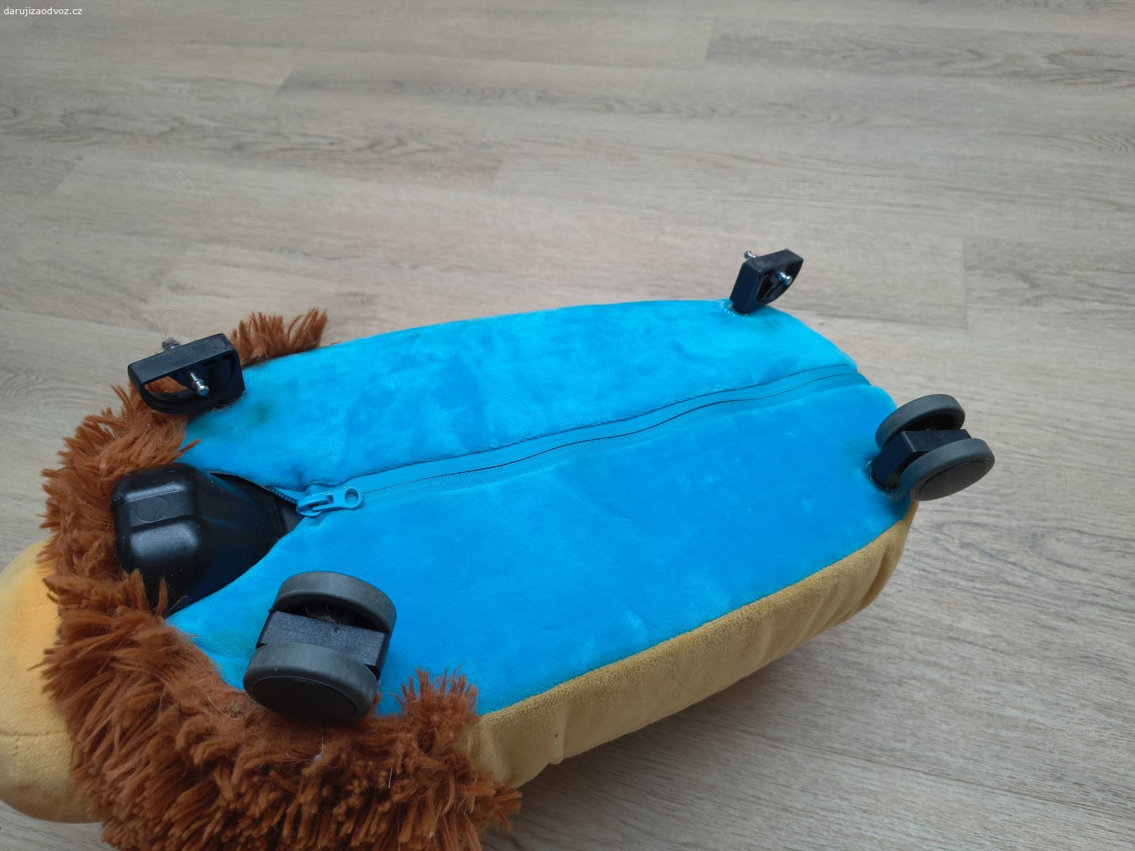 Daruji odrážedlo lvíček - nutné dát 2 nová kolečka. Daruji odráželo Funny Wheels lvíček. Snímatelný plyšový potah je možné prát. Pro děti od 12 měsíců. Je nutné mu dát dvoje nová kolečka - viz foto.