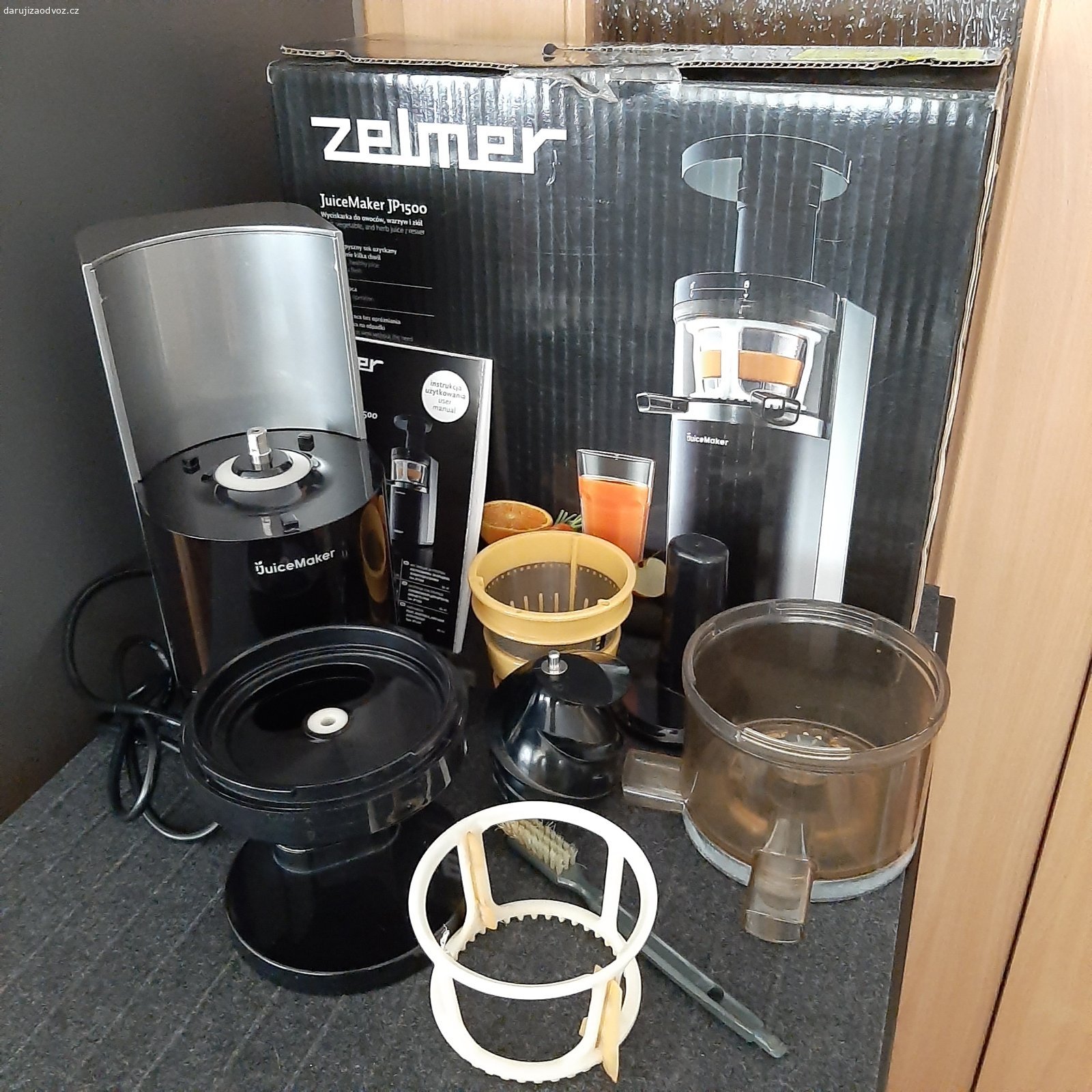 Daruji odšťavňovač ZELMER JuiceMaker JP1500. Daruji odšťavňovač ZELMER JuiceMaker JP1500. Je plně funkční.
Používán převážně na citrusové plody, proto některé plastové díly nesou viditelné stopy používání. Na funkčnost ani hygienu to nemá žádný vliv.
Součástí nejsou nádoby (džbány).
Pouze osobní odběr v Praze.
Prosím, kontaktujte mě pouze e-mailem na uvedenou adresu. Děkuji.