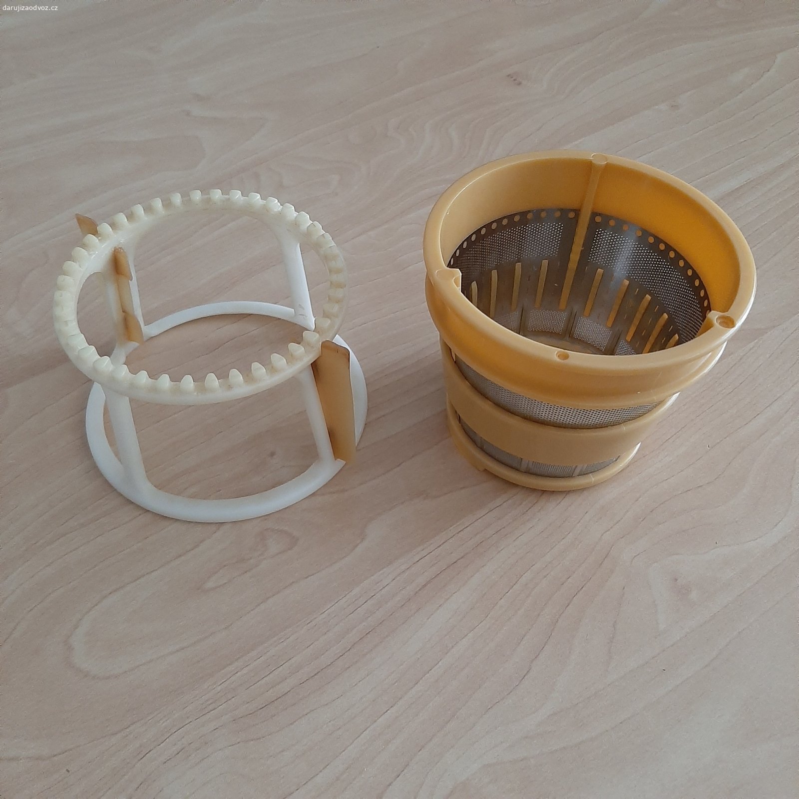 Daruji odšťavňovač ZELMER JuiceMaker JP1500. Daruji odšťavňovač ZELMER JuiceMaker JP1500. Je plně funkční.
Používán převážně na citrusové plody, proto některé plastové díly nesou viditelné stopy používání. Na funkčnost ani hygienu to nemá žádný vliv.
Součástí nejsou nádoby (džbány).
Pouze osobní odběr v Praze.
Prosím, kontaktujte mě pouze e-mailem na uvedenou adresu. Děkuji.