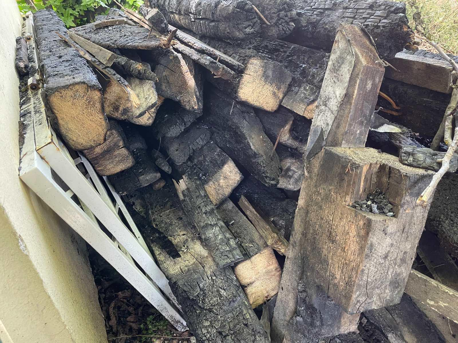 Daruji ohořelé trámy ze střechy. Stav viz foto. Daruji ohořelé trámy ideální na topení. Je mi líto odvádět do sběrného dvora.. Stav viz foto 

Do pátku k mání pak jedou na sběrný dvůr..
Lahev proseca potěší neni podmínkou..