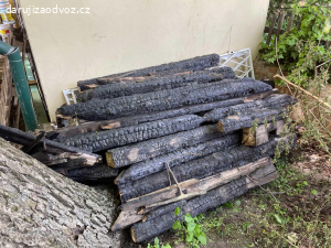 Daruji ohořelé trámy ze střechy. Stav viz foto
