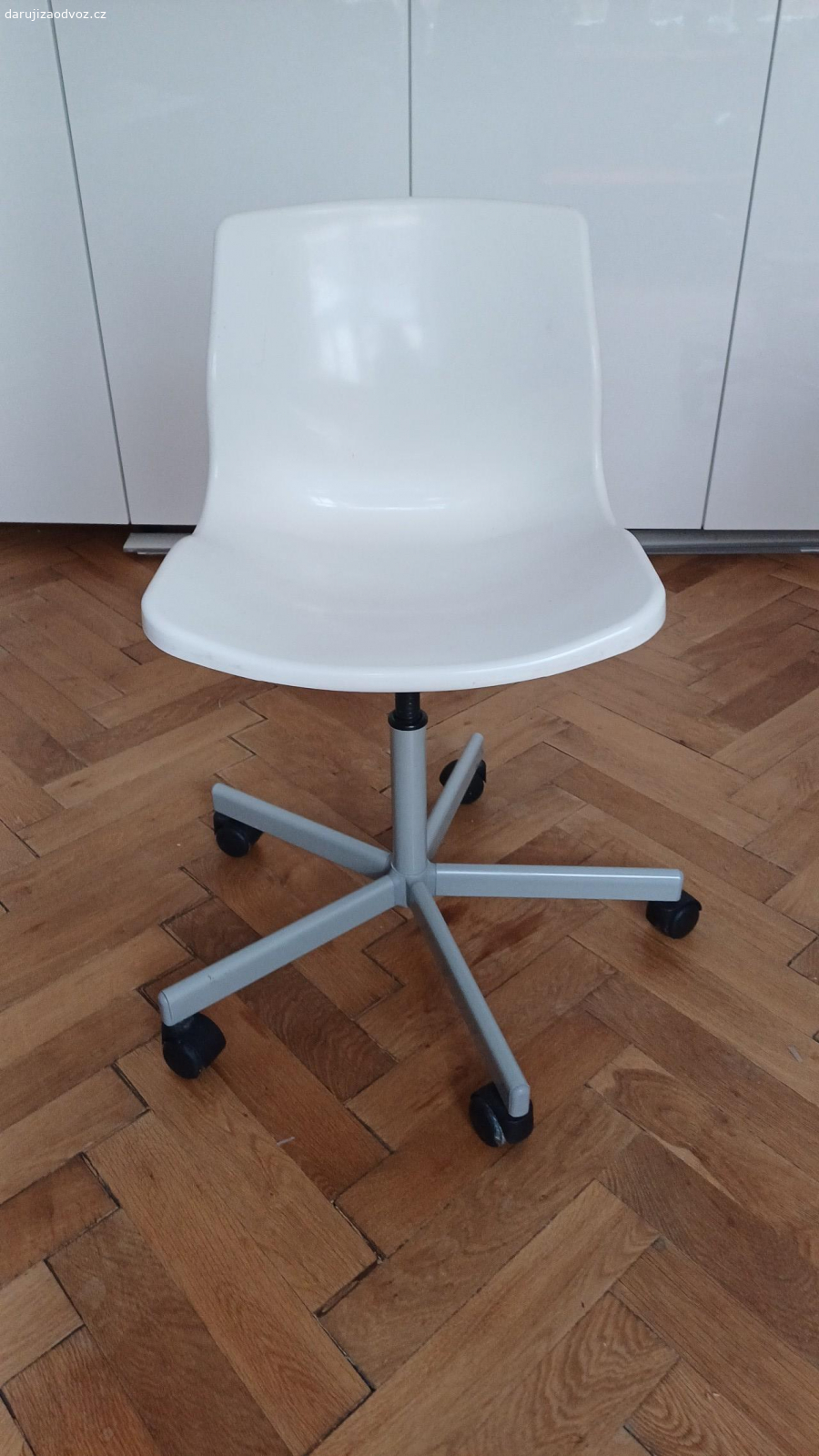 Daruji otočné židle IKEA. Otočné židle s plastovým sedákem IKEA. K dispozici 2 kusy, možný i odběr po jednom.