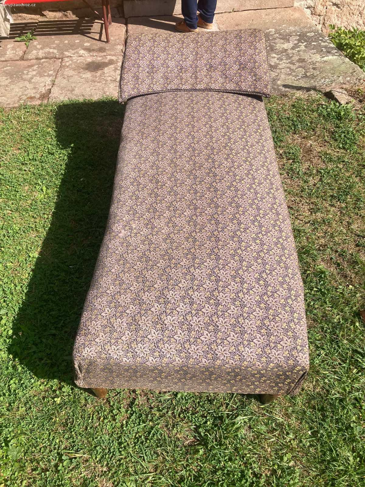 Daruji Otoman. Otoman je vhodný k renovaci, v aktuálním stavu je sice použitelný, ale pomalu se uvolňují péra. Pouze osobní odběr ve Vižňově u Meziměstí. V případě zájmu nevolat, pište SMS.